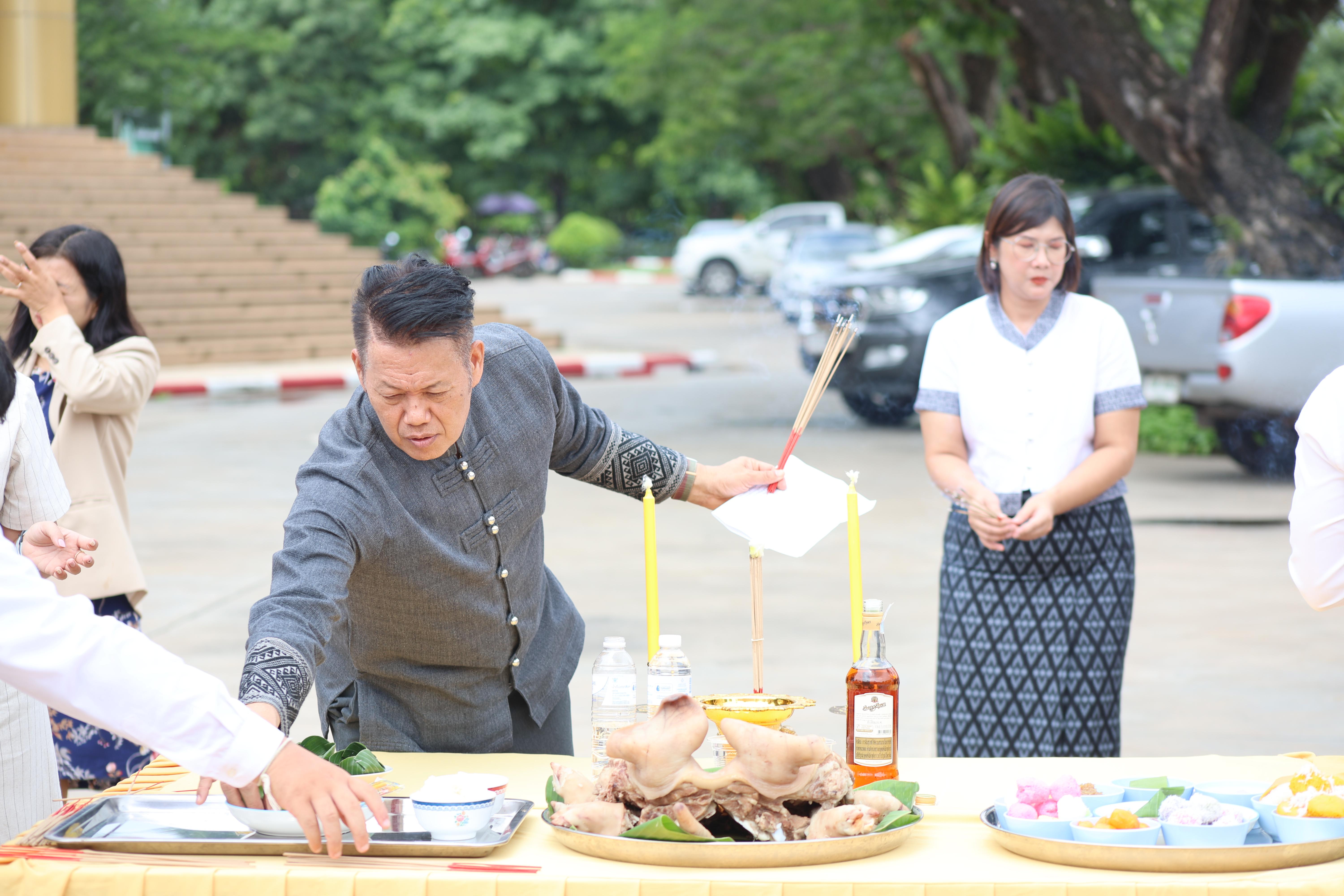 192. พิธีทอดผ้าป่าสามัคคี เพื่ออุทิศบุญกุศลให้แก่ผู้วายชนม์ ขอขอบคุณผู้บริหาร คณาจารย์ บุคลากร และผู้มีจิตศรัทธาทุกท่าน