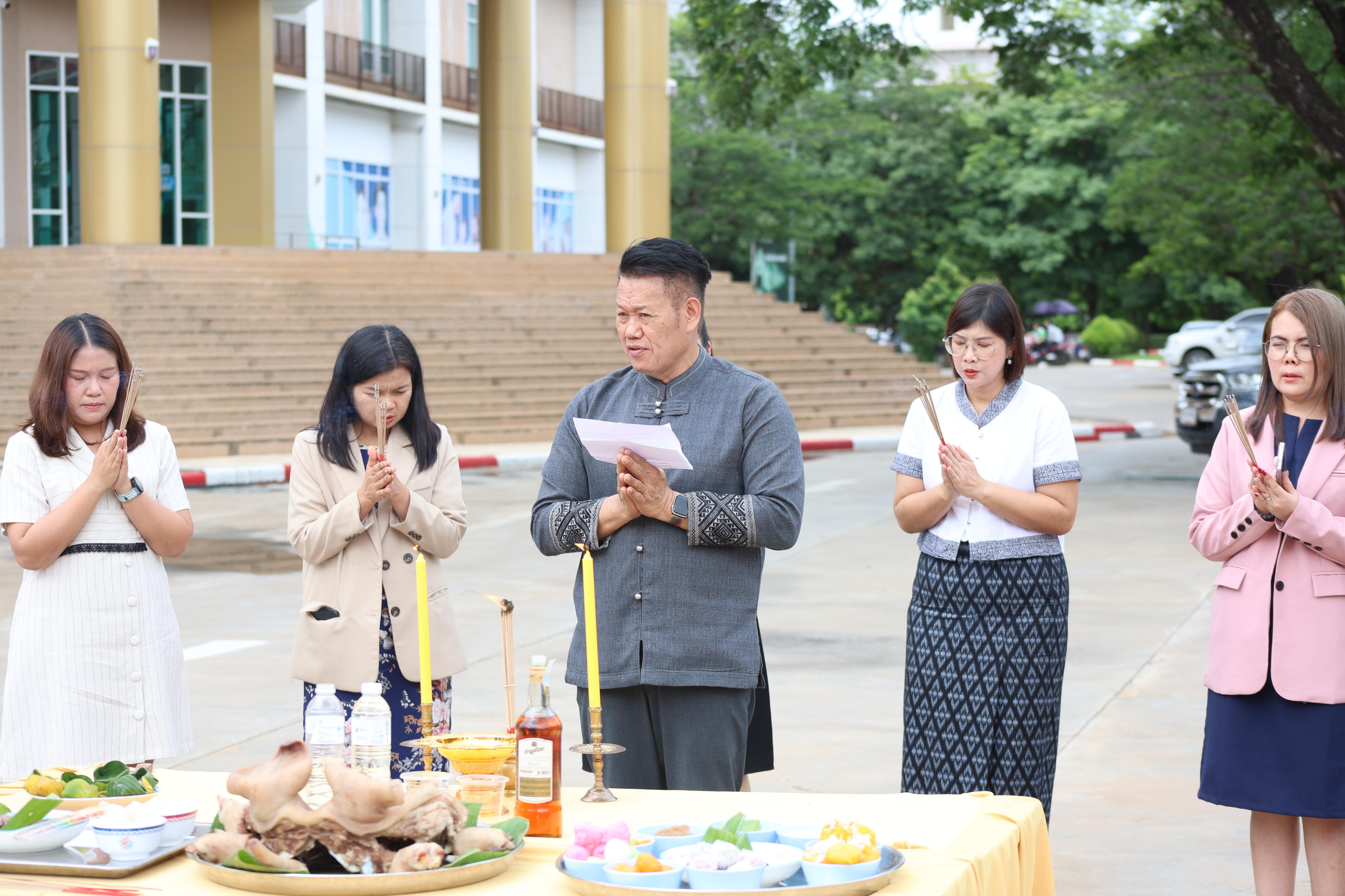 198. พิธีทอดผ้าป่าสามัคคี เพื่ออุทิศบุญกุศลให้แก่ผู้วายชนม์ ขอขอบคุณผู้บริหาร คณาจารย์ บุคลากร และผู้มีจิตศรัทธาทุกท่าน