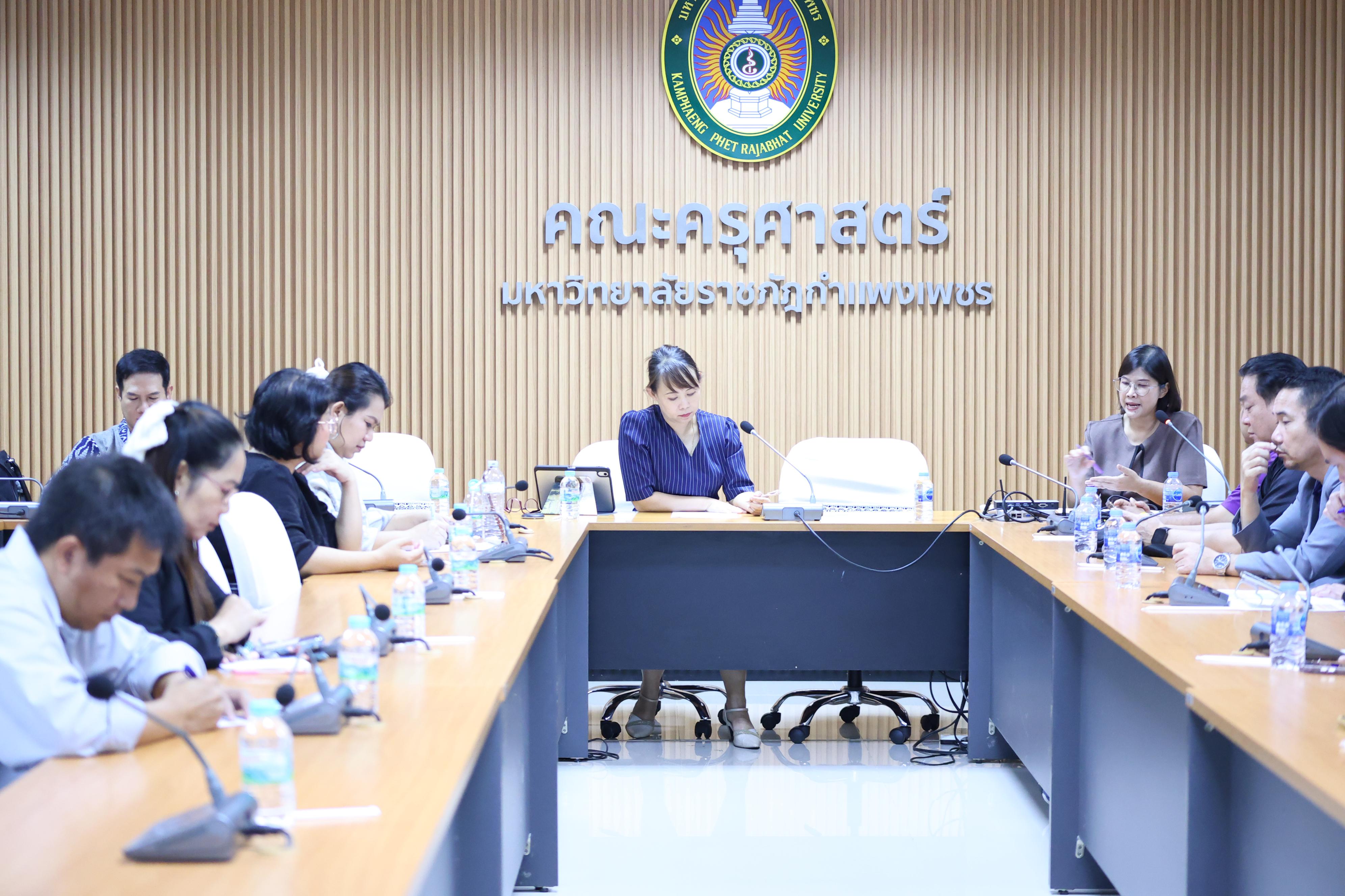 7. ประชุมเพื่อหารือ เรื่อง การจัดการเรียนการสอยเพื่อเตรียมความพร้อมสำหรับการสอบรับใบอนุญาตประกอบวิชาชีพครู