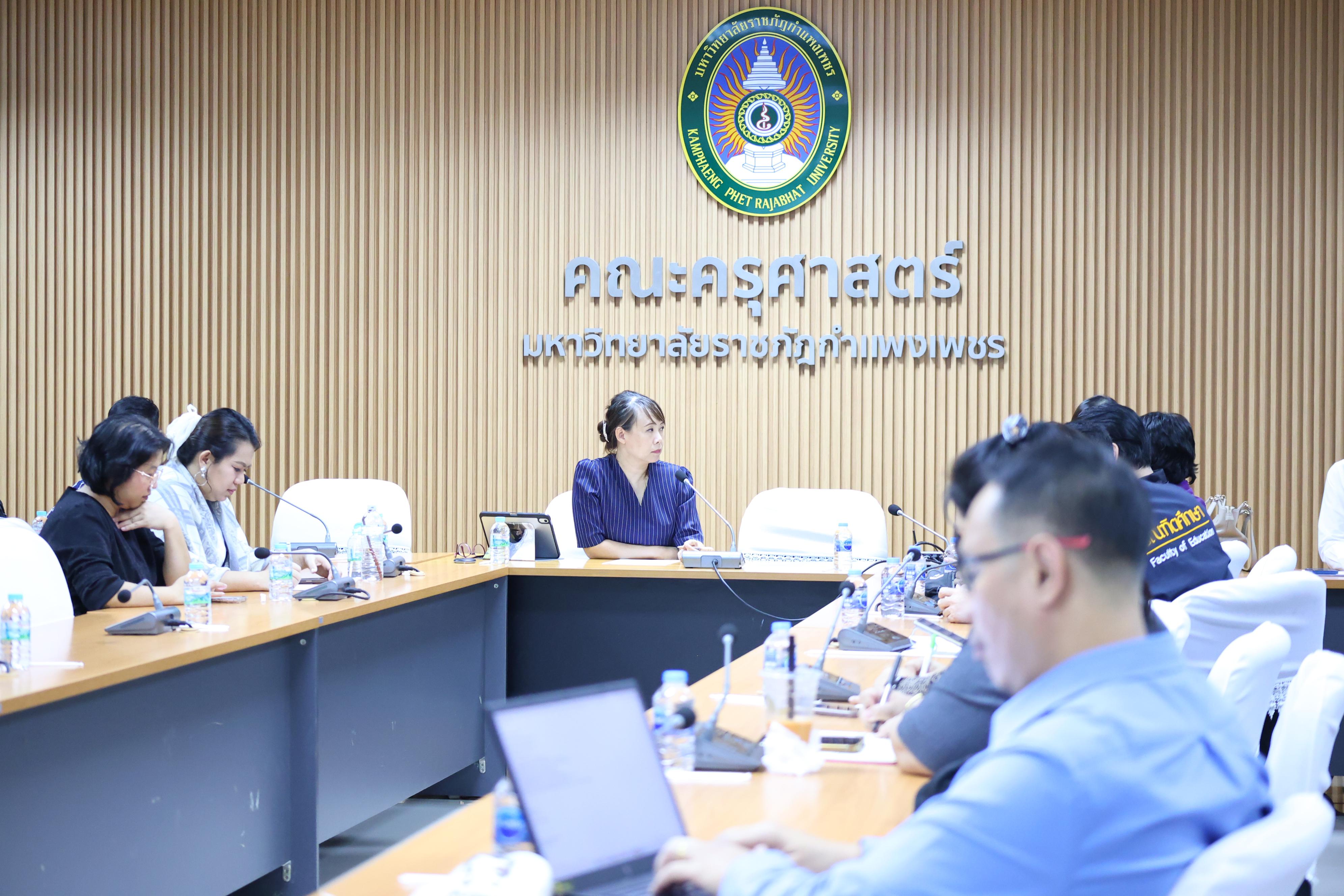 8. ประชุมเพื่อหารือ เรื่อง การจัดการเรียนการสอยเพื่อเตรียมความพร้อมสำหรับการสอบรับใบอนุญาตประกอบวิชาชีพครู