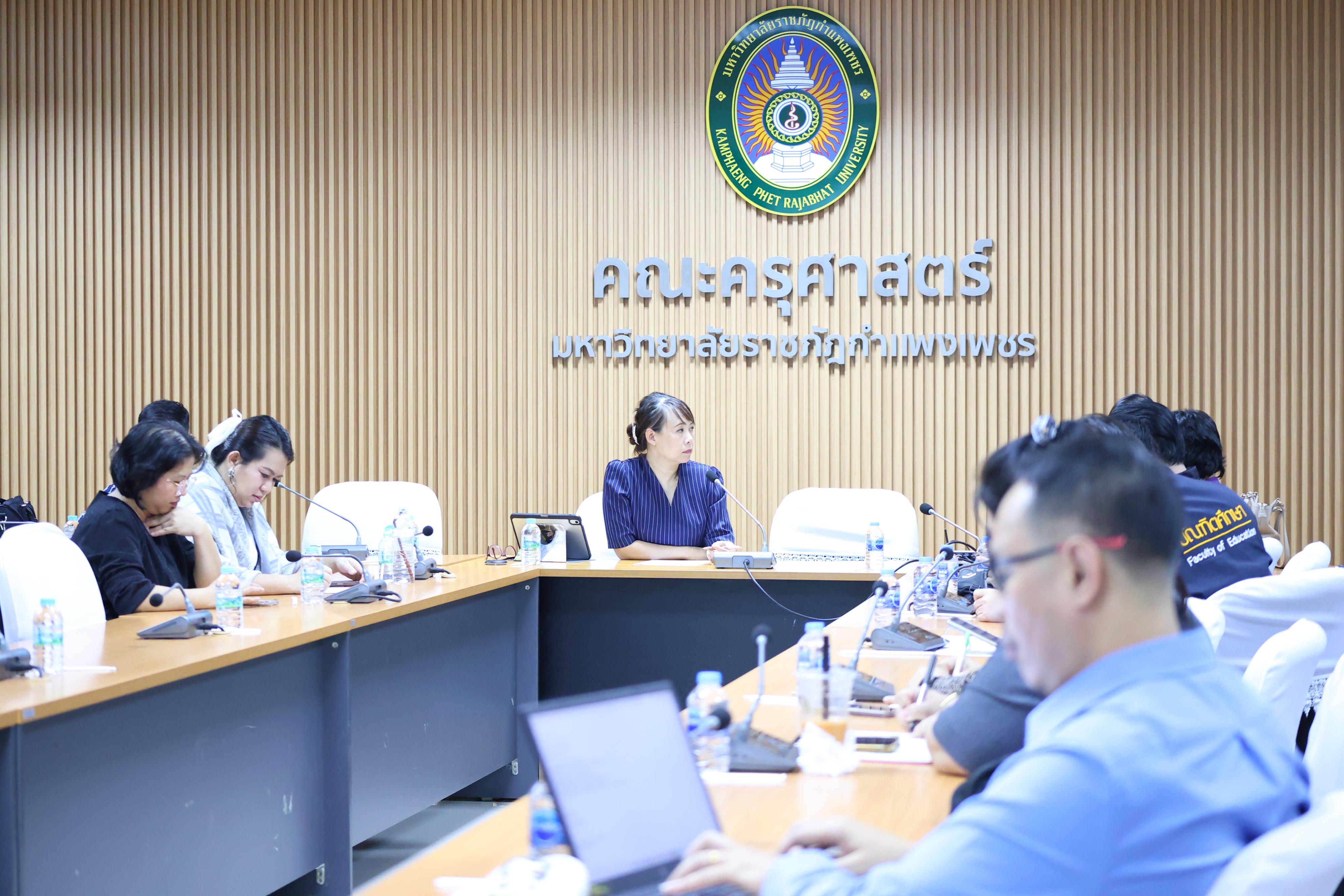 9. ประชุมเพื่อหารือ เรื่อง การจัดการเรียนการสอยเพื่อเตรียมความพร้อมสำหรับการสอบรับใบอนุญาตประกอบวิชาชีพครู