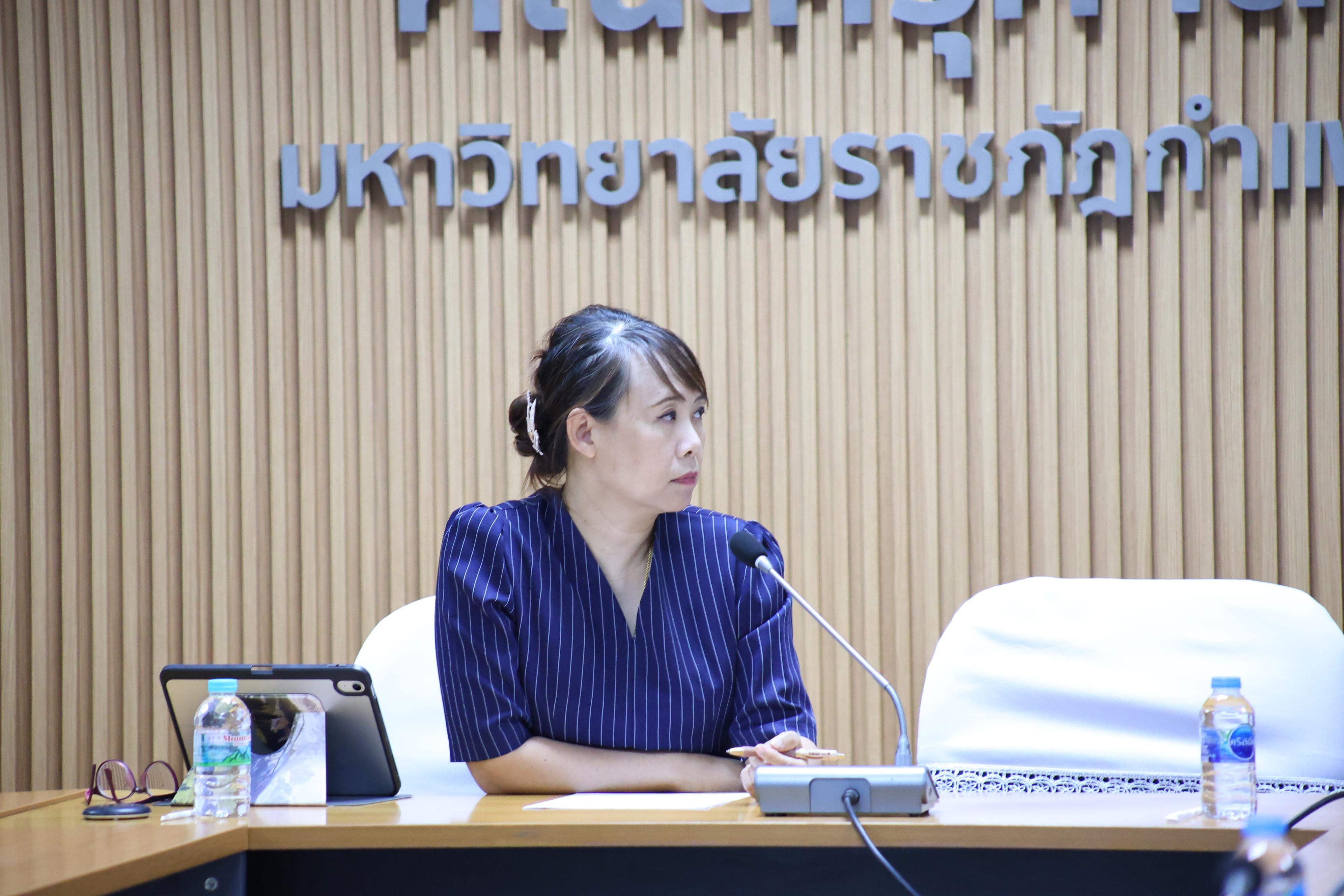 10. ประชุมเพื่อหารือ เรื่อง การจัดการเรียนการสอยเพื่อเตรียมความพร้อมสำหรับการสอบรับใบอนุญาตประกอบวิชาชีพครู