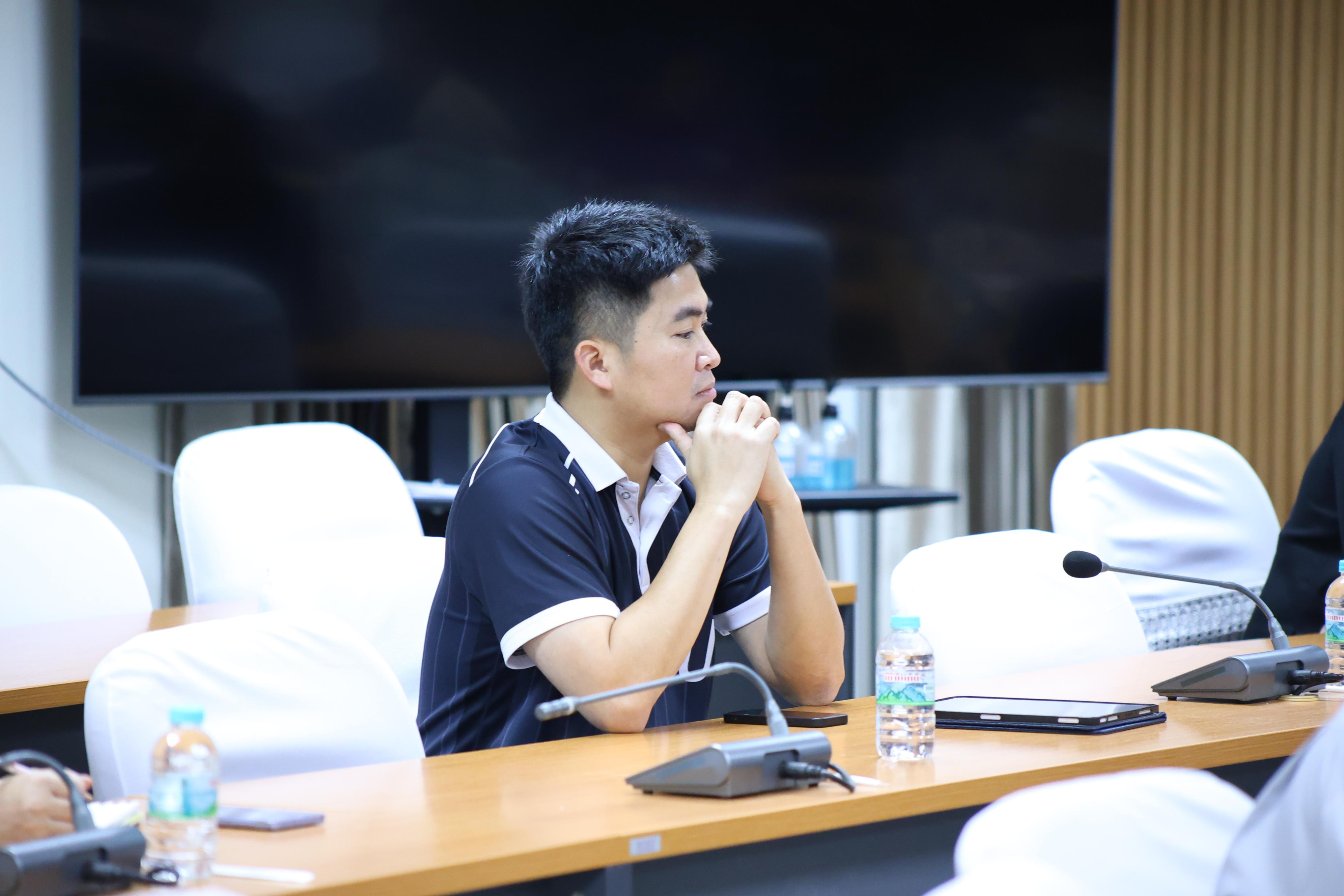 11. ประชุมเพื่อหารือ เรื่อง การจัดการเรียนการสอยเพื่อเตรียมความพร้อมสำหรับการสอบรับใบอนุญาตประกอบวิชาชีพครู