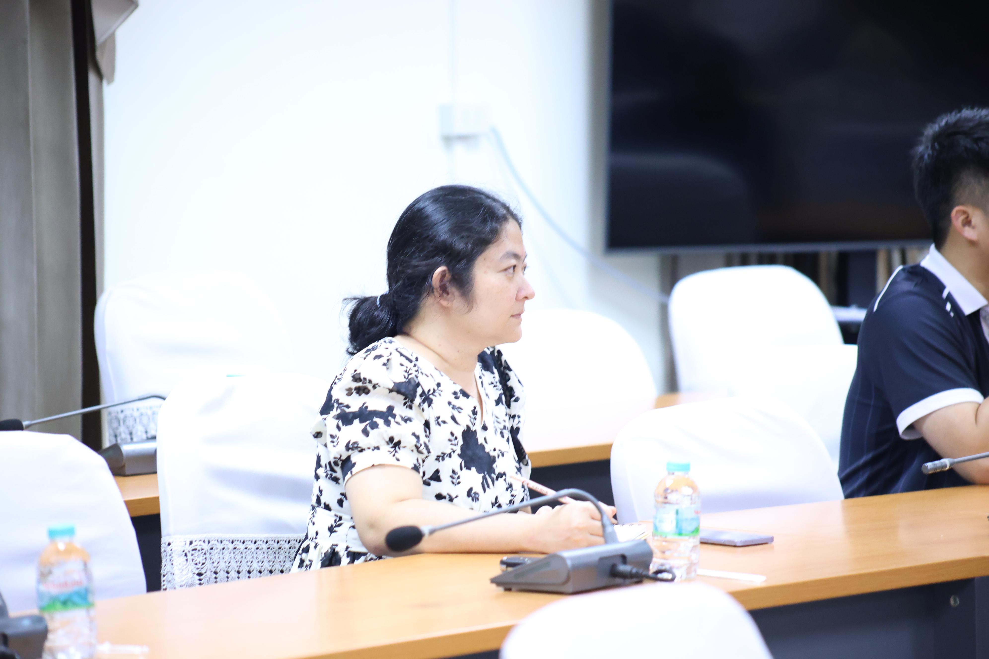 12. ประชุมเพื่อหารือ เรื่อง การจัดการเรียนการสอยเพื่อเตรียมความพร้อมสำหรับการสอบรับใบอนุญาตประกอบวิชาชีพครู