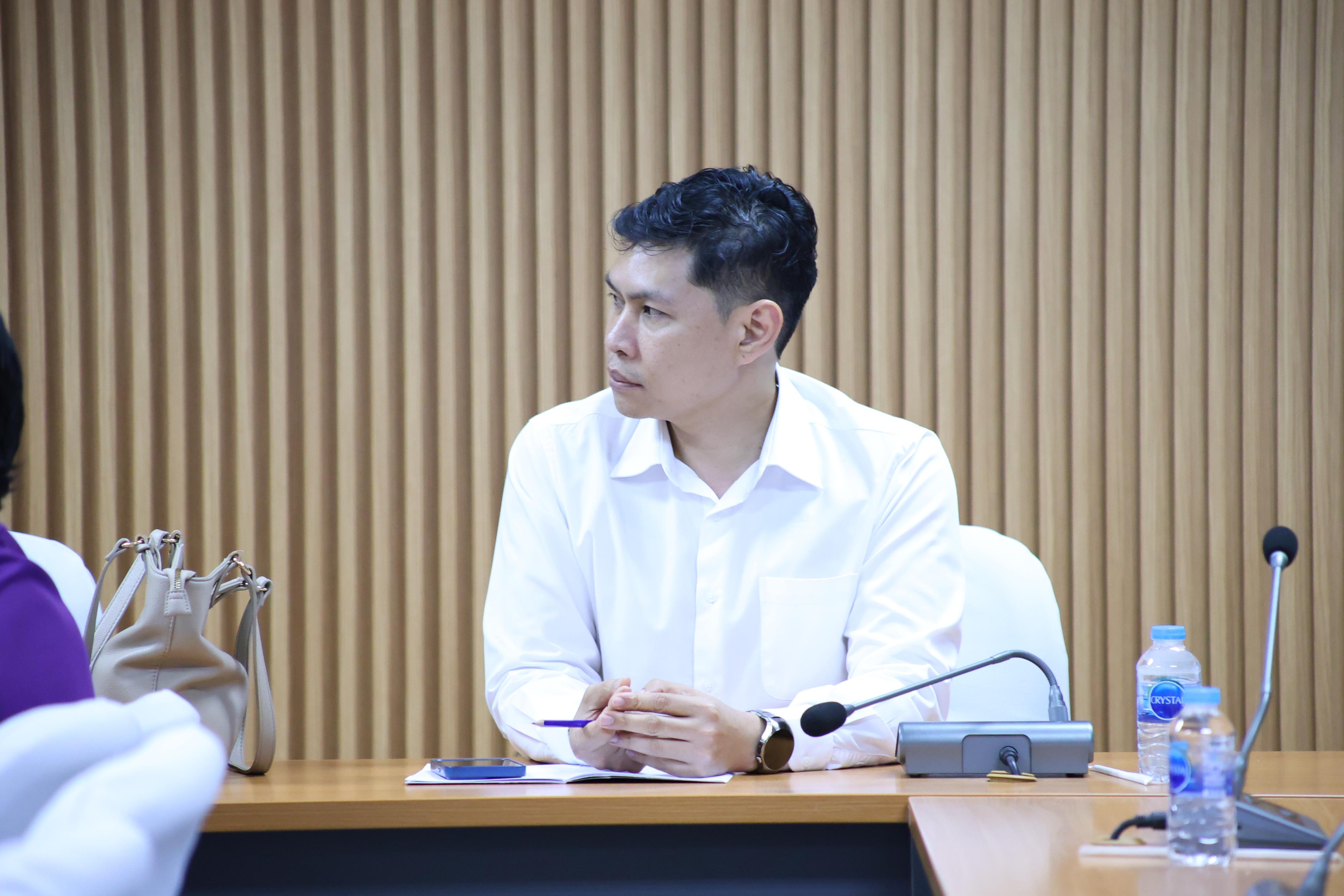 13. ประชุมเพื่อหารือ เรื่อง การจัดการเรียนการสอยเพื่อเตรียมความพร้อมสำหรับการสอบรับใบอนุญาตประกอบวิชาชีพครู