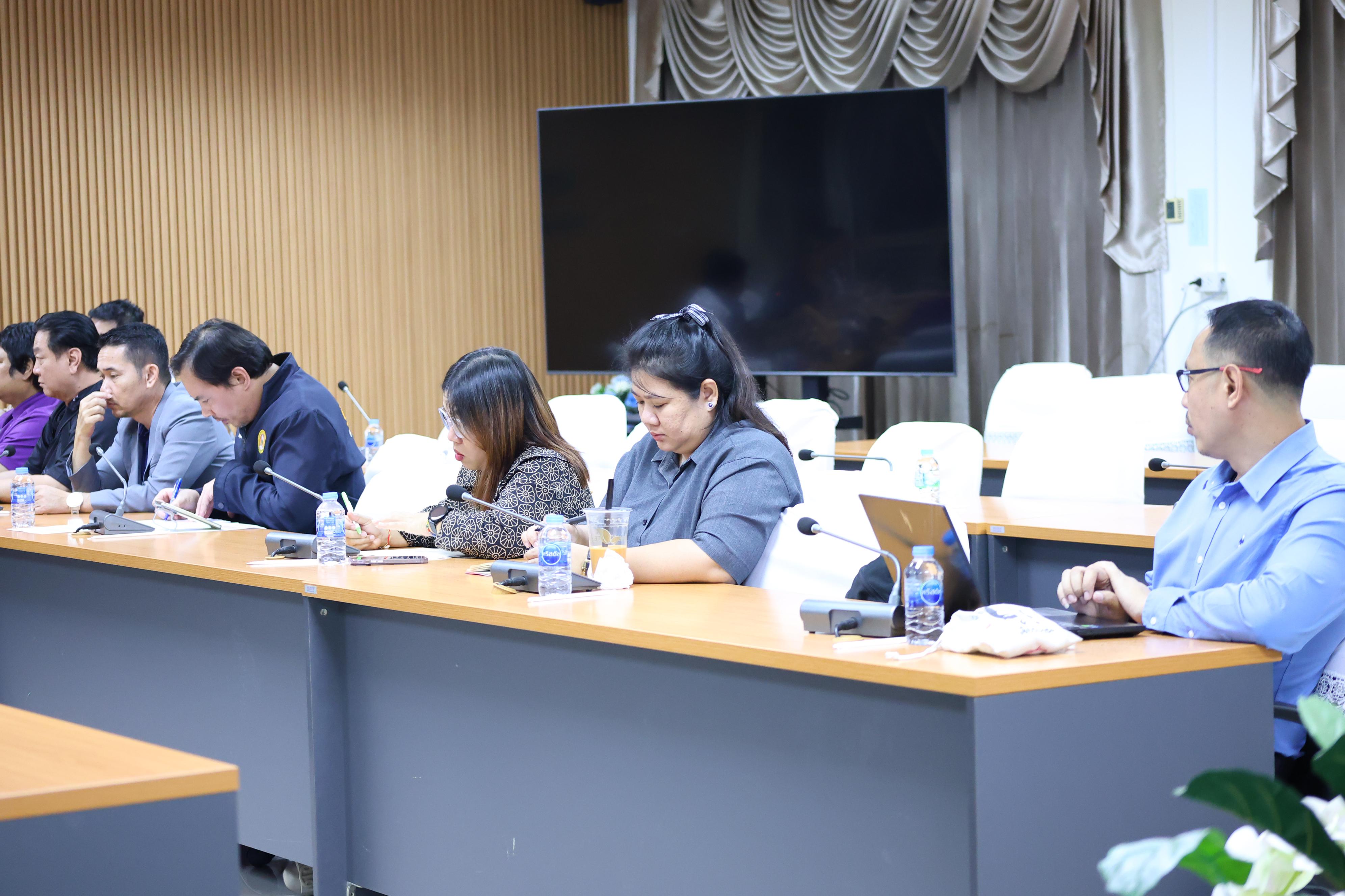 14. ประชุมเพื่อหารือ เรื่อง การจัดการเรียนการสอยเพื่อเตรียมความพร้อมสำหรับการสอบรับใบอนุญาตประกอบวิชาชีพครู