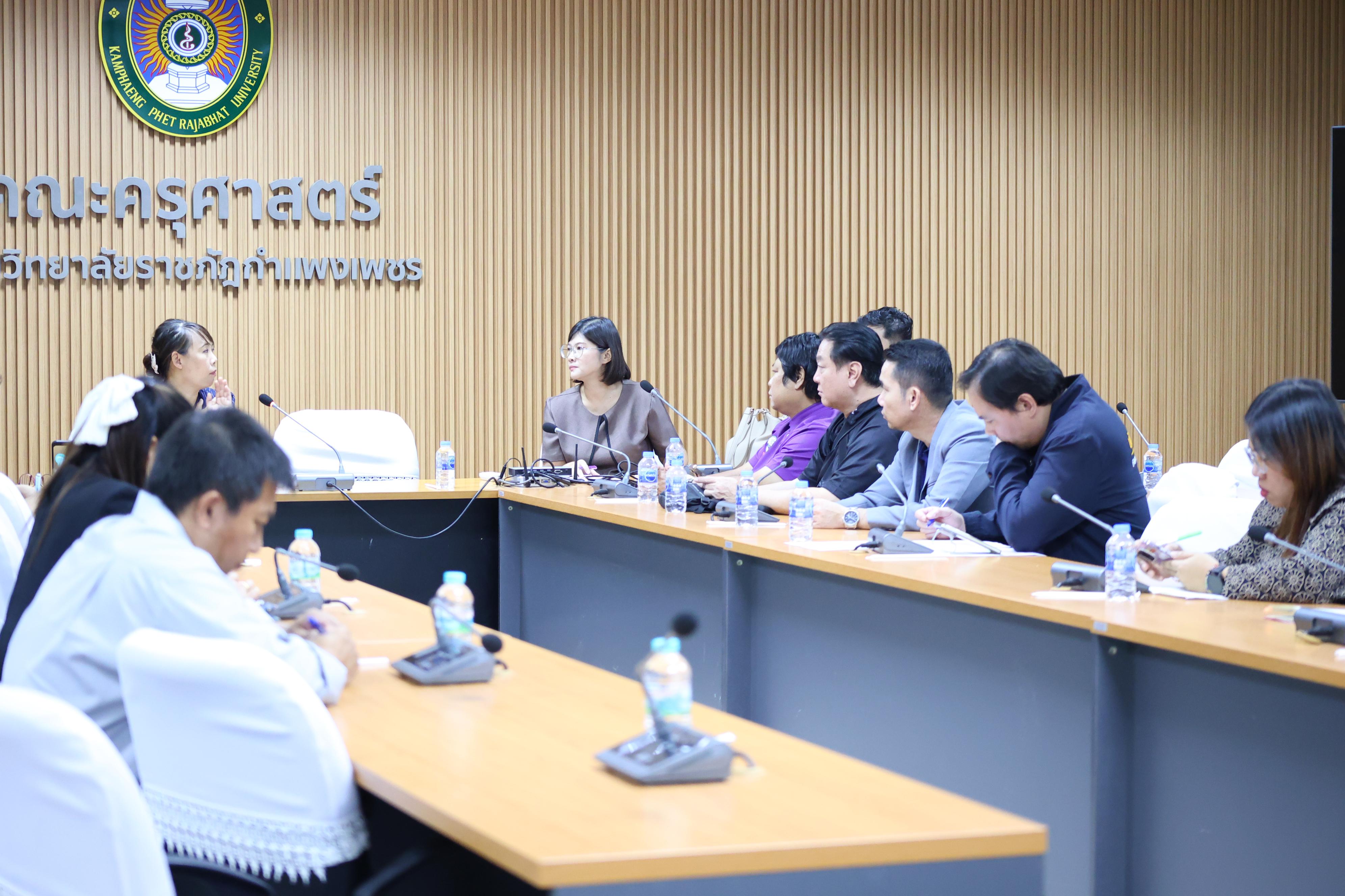 16. ประชุมเพื่อหารือ เรื่อง การจัดการเรียนการสอยเพื่อเตรียมความพร้อมสำหรับการสอบรับใบอนุญาตประกอบวิชาชีพครู