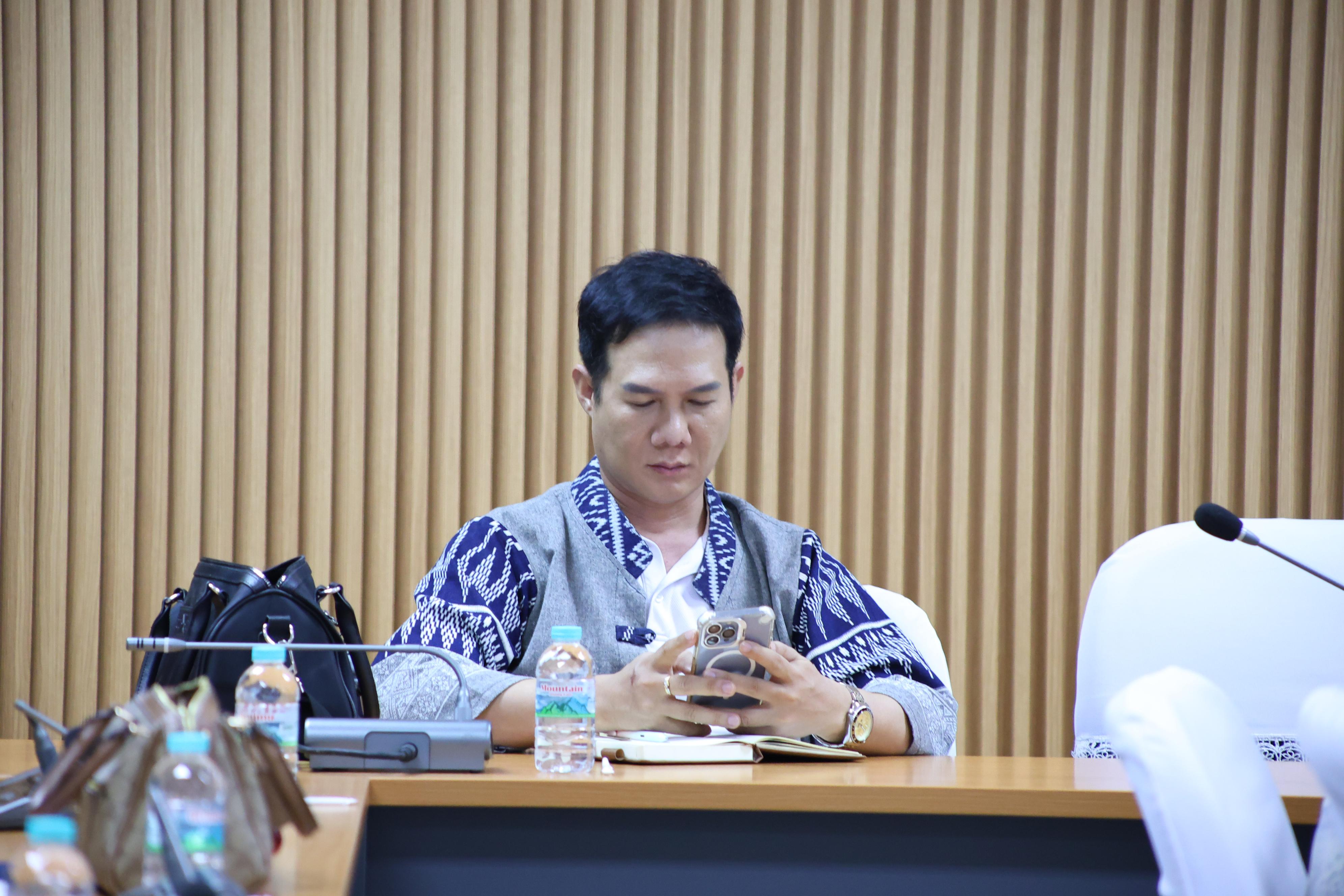 17. ประชุมเพื่อหารือ เรื่อง การจัดการเรียนการสอยเพื่อเตรียมความพร้อมสำหรับการสอบรับใบอนุญาตประกอบวิชาชีพครู