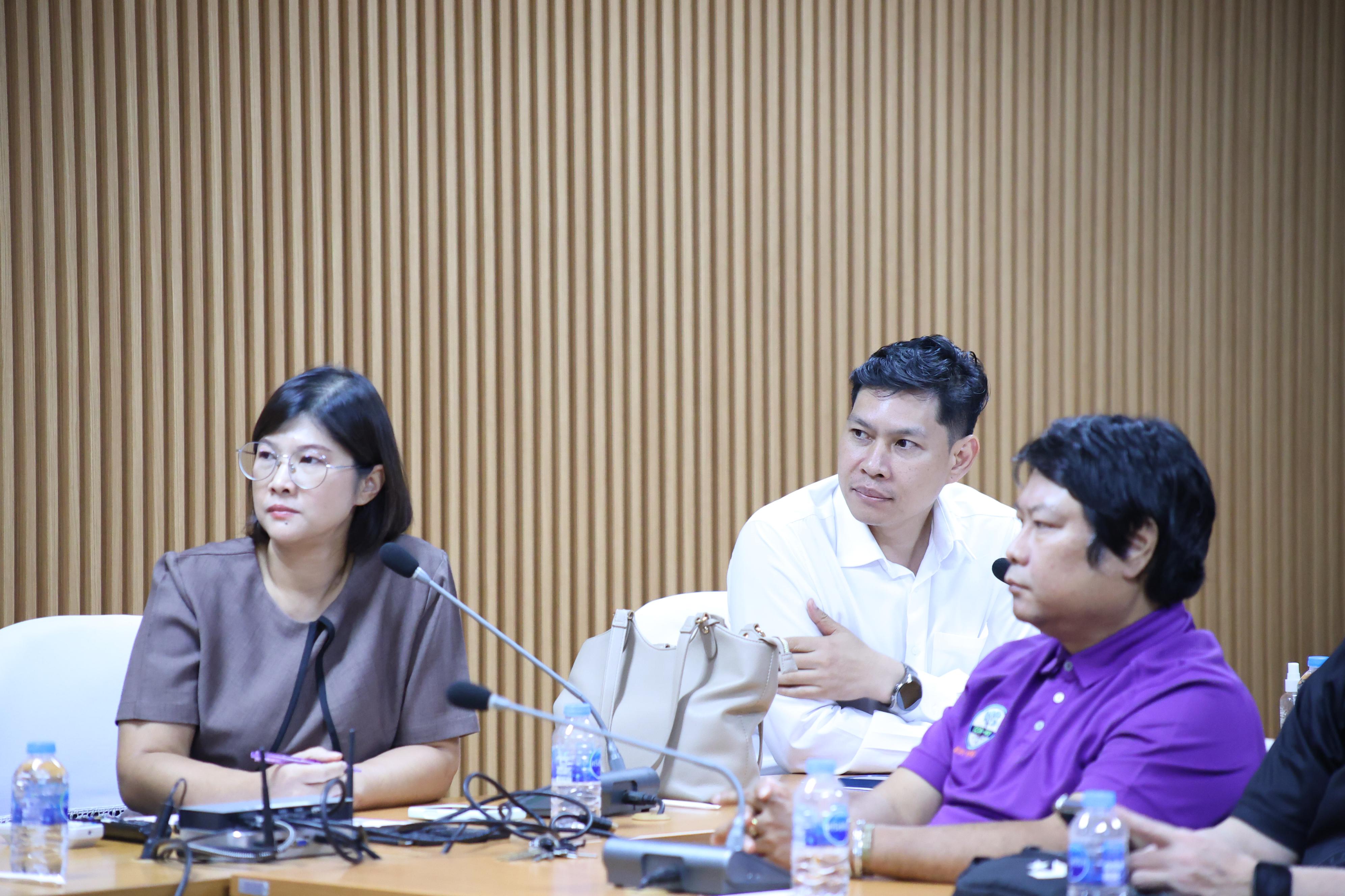 19. ประชุมเพื่อหารือ เรื่อง การจัดการเรียนการสอยเพื่อเตรียมความพร้อมสำหรับการสอบรับใบอนุญาตประกอบวิชาชีพครู
