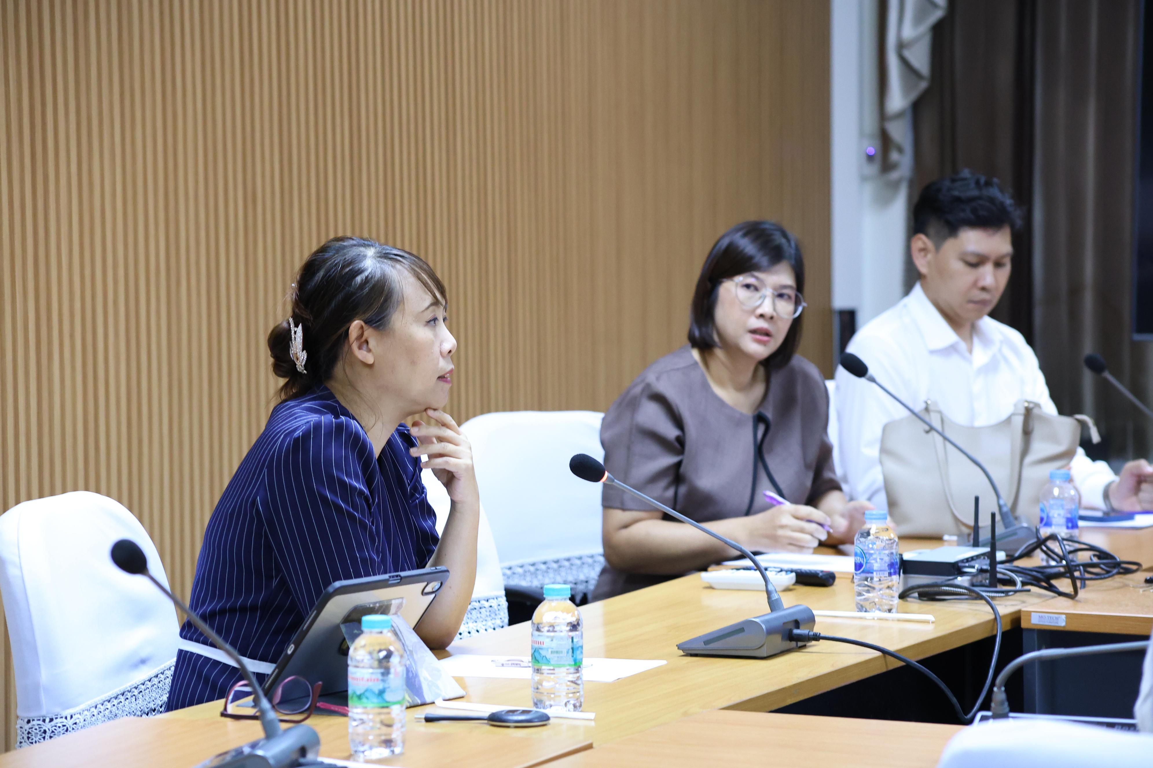 27. ประชุมเพื่อหารือ เรื่อง การจัดการเรียนการสอยเพื่อเตรียมความพร้อมสำหรับการสอบรับใบอนุญาตประกอบวิชาชีพครู