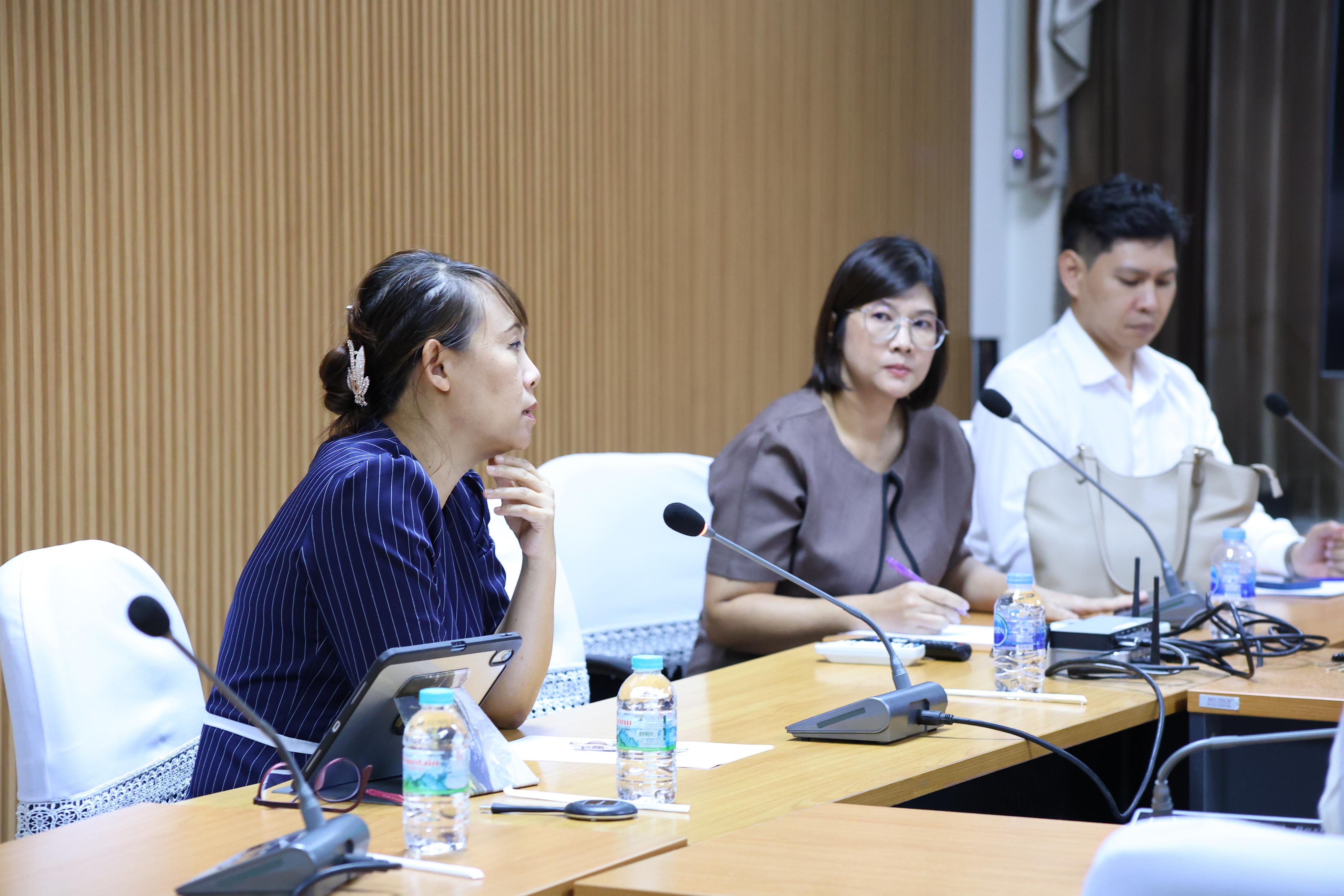 28. ประชุมเพื่อหารือ เรื่อง การจัดการเรียนการสอยเพื่อเตรียมความพร้อมสำหรับการสอบรับใบอนุญาตประกอบวิชาชีพครู