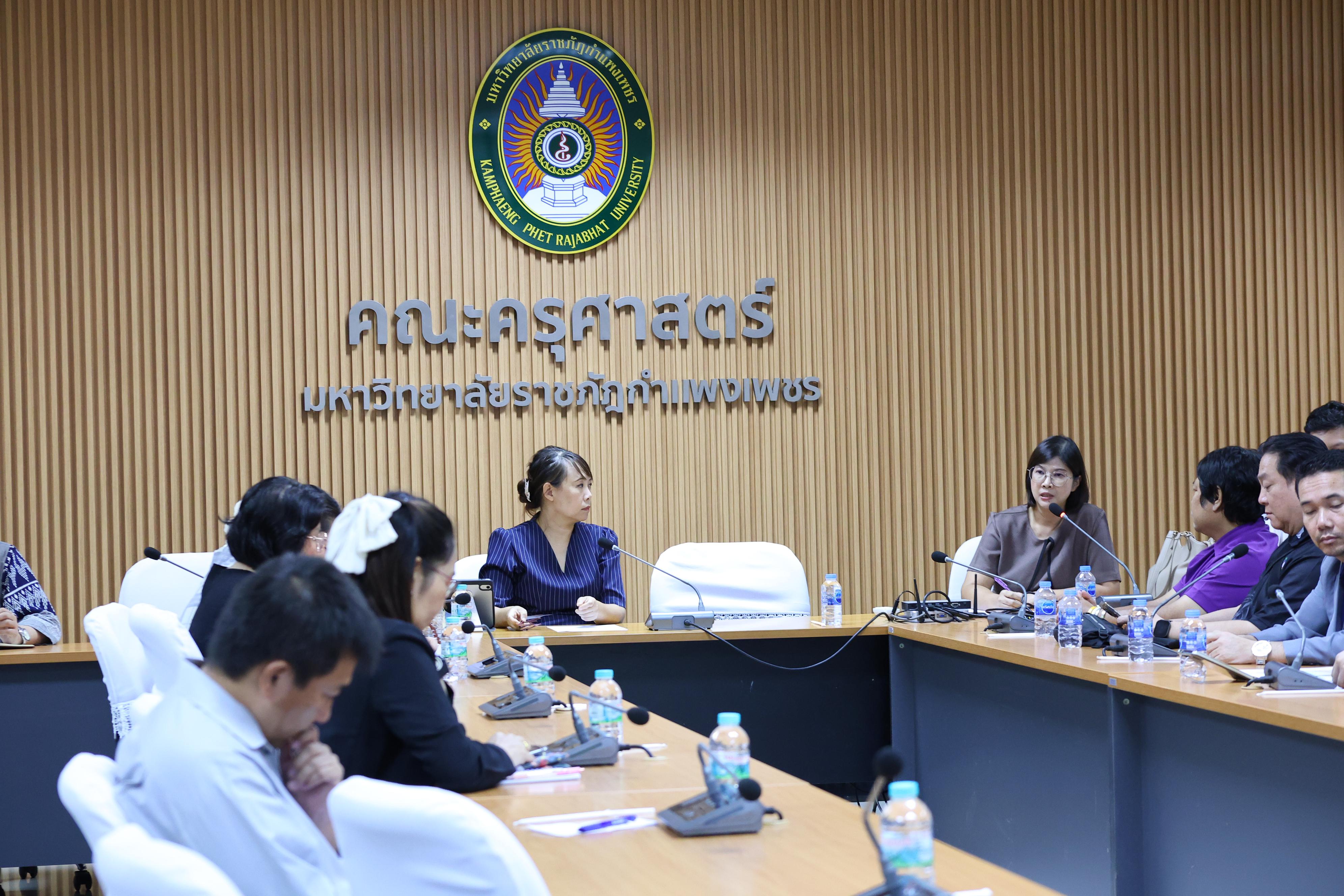 30. ประชุมเพื่อหารือ เรื่อง การจัดการเรียนการสอยเพื่อเตรียมความพร้อมสำหรับการสอบรับใบอนุญาตประกอบวิชาชีพครู