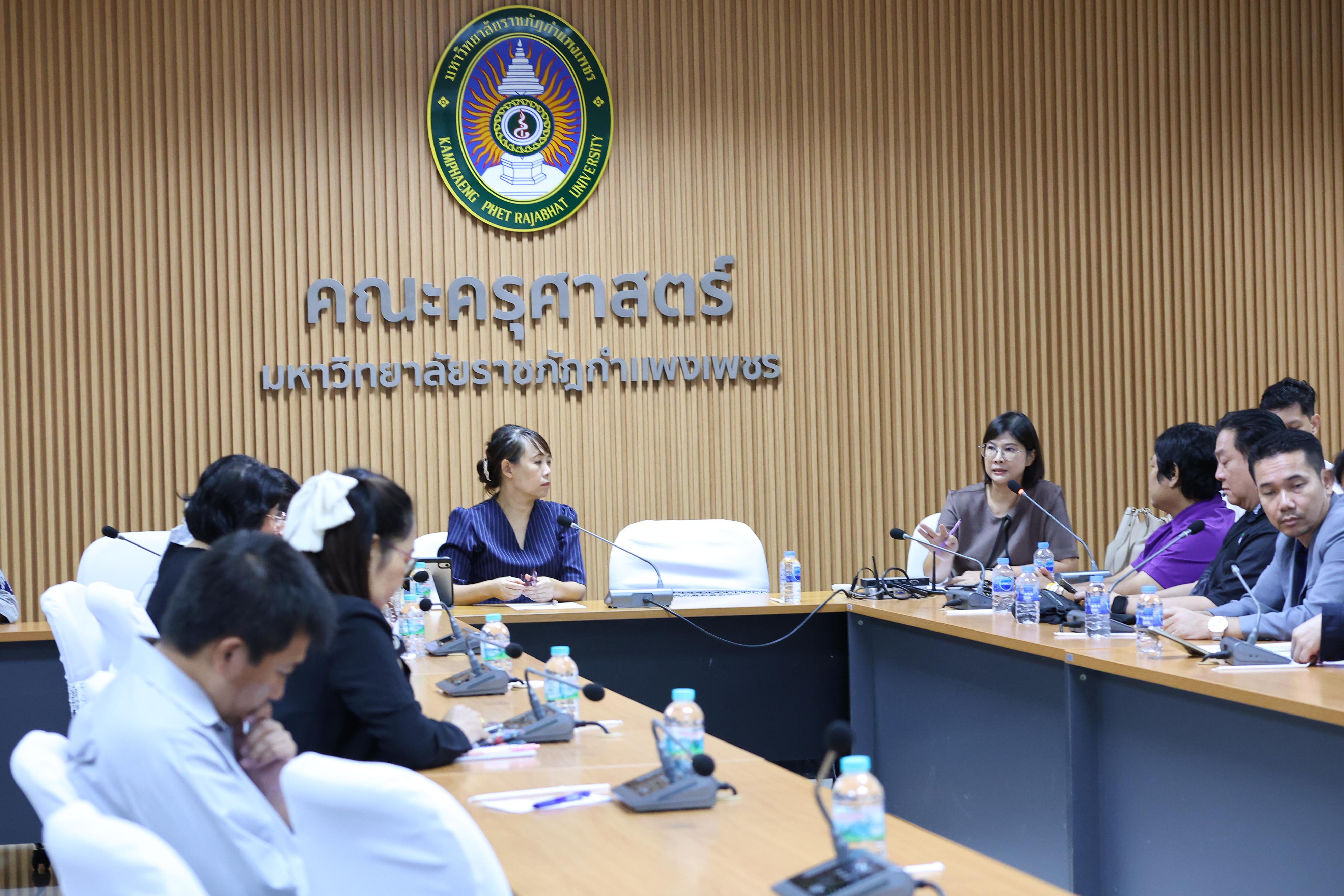 31. ประชุมเพื่อหารือ เรื่อง การจัดการเรียนการสอยเพื่อเตรียมความพร้อมสำหรับการสอบรับใบอนุญาตประกอบวิชาชีพครู