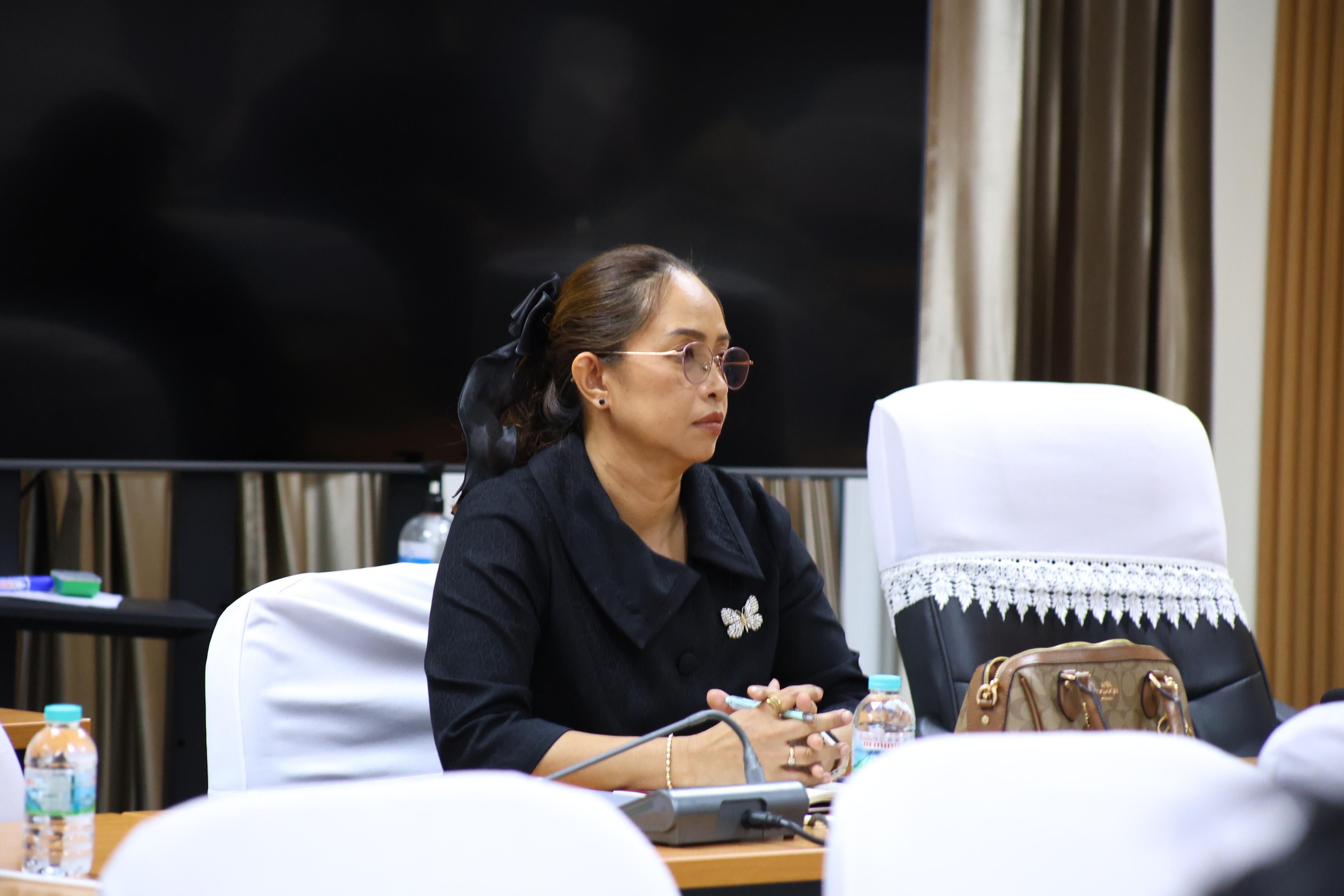 42. ประชุมเพื่อหารือ เรื่อง การจัดการเรียนการสอยเพื่อเตรียมความพร้อมสำหรับการสอบรับใบอนุญาตประกอบวิชาชีพครู