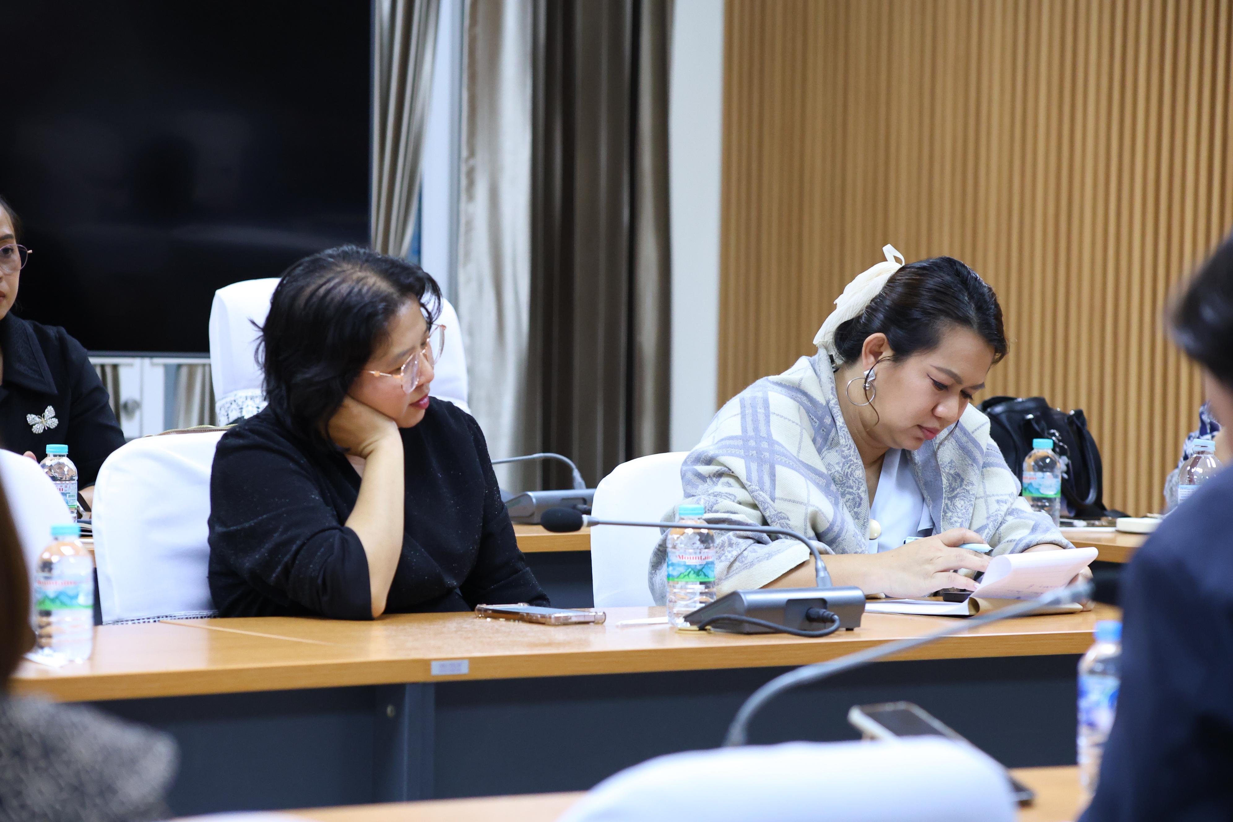 43. ประชุมเพื่อหารือ เรื่อง การจัดการเรียนการสอยเพื่อเตรียมความพร้อมสำหรับการสอบรับใบอนุญาตประกอบวิชาชีพครู