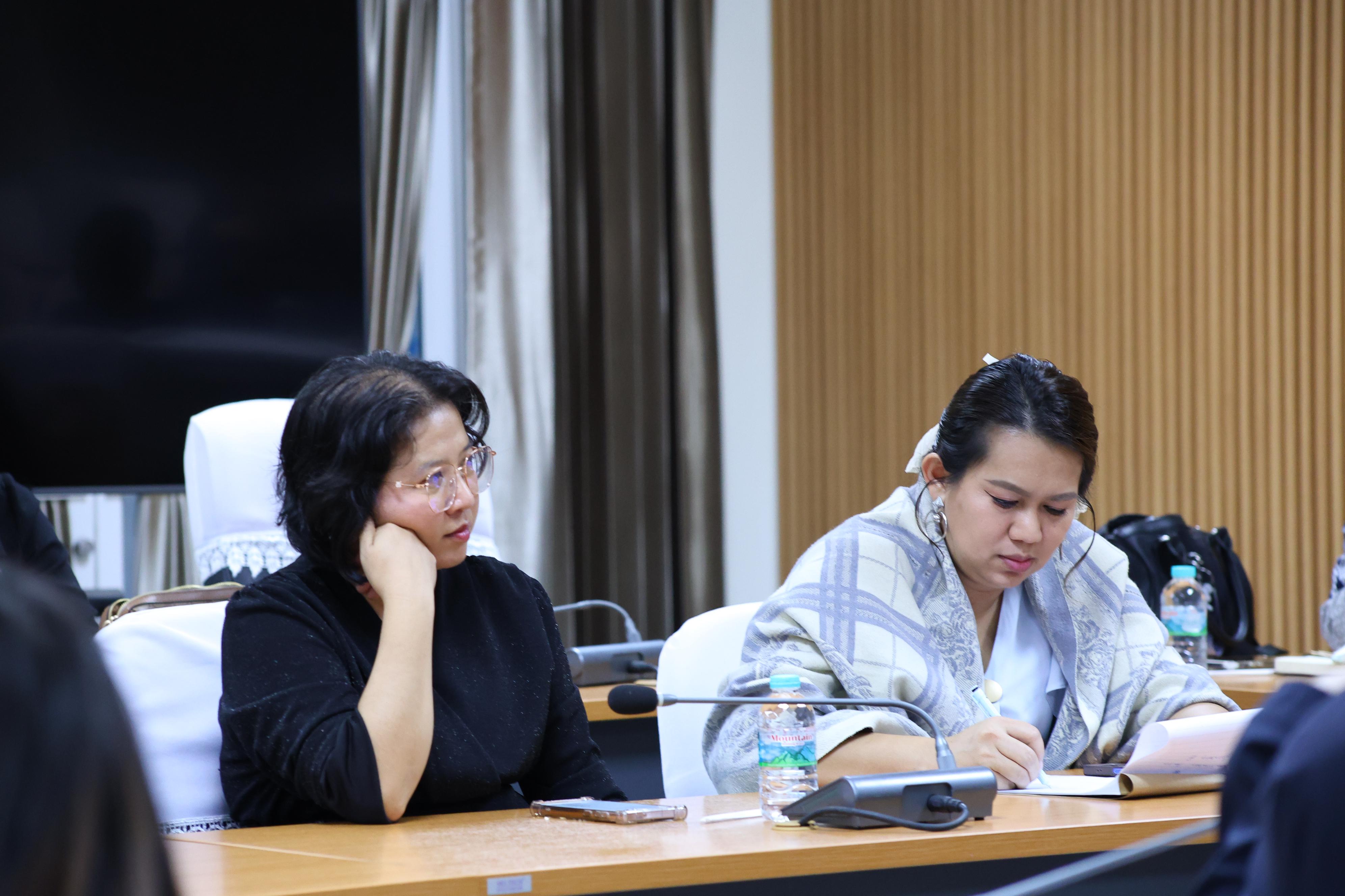 44. ประชุมเพื่อหารือ เรื่อง การจัดการเรียนการสอยเพื่อเตรียมความพร้อมสำหรับการสอบรับใบอนุญาตประกอบวิชาชีพครู