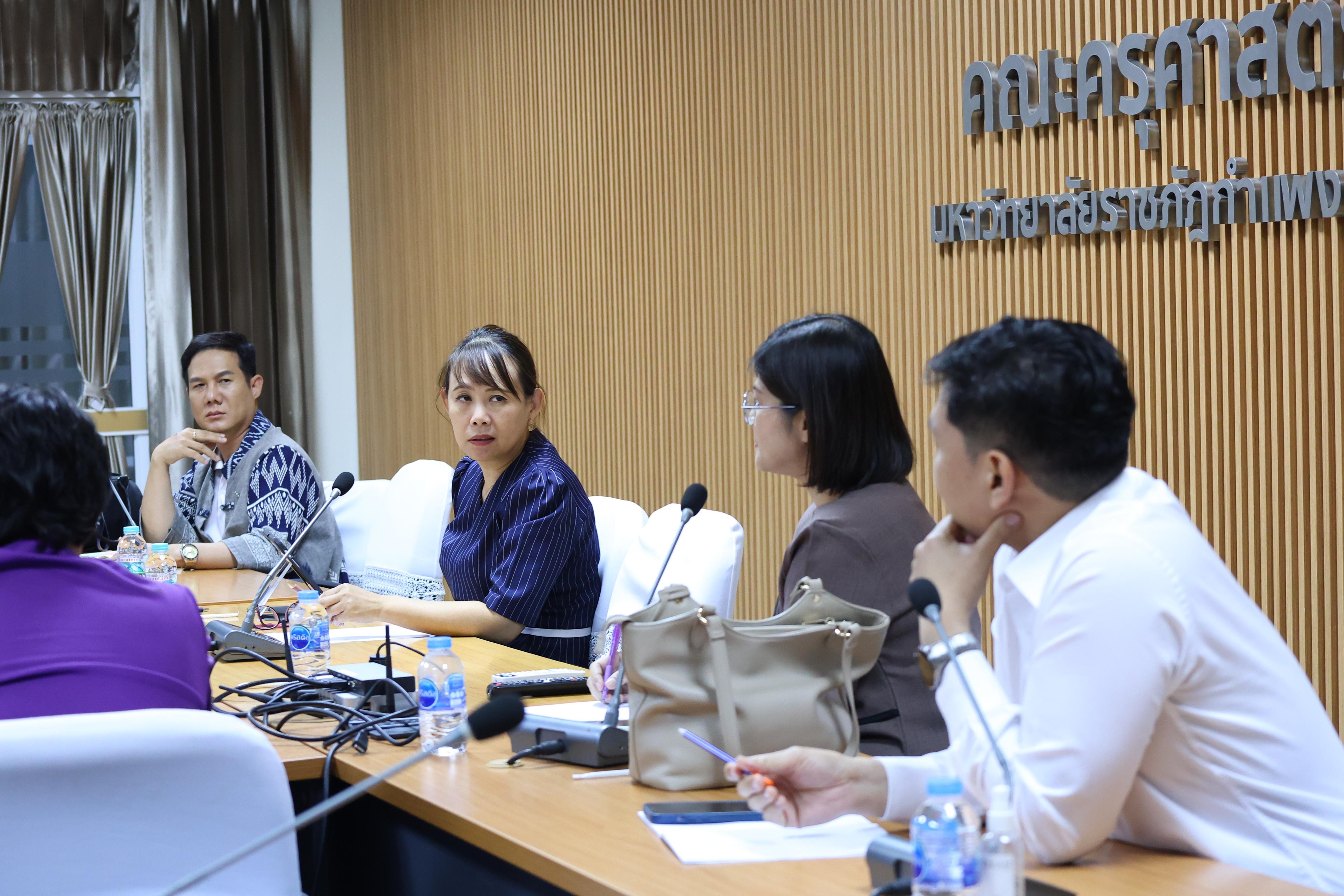 45. ประชุมเพื่อหารือ เรื่อง การจัดการเรียนการสอยเพื่อเตรียมความพร้อมสำหรับการสอบรับใบอนุญาตประกอบวิชาชีพครู