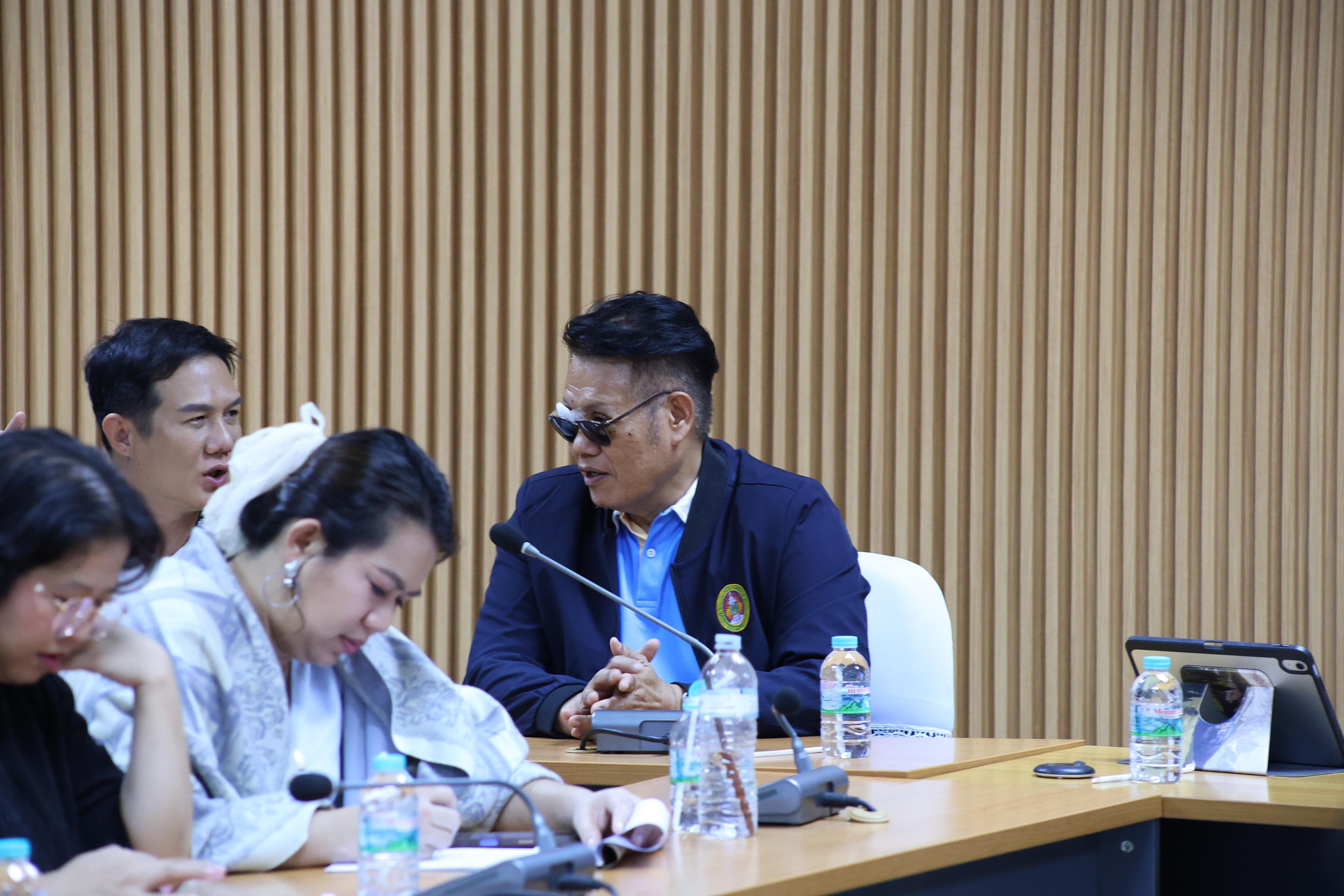 52. ประชุมเพื่อหารือ เรื่อง การจัดการเรียนการสอยเพื่อเตรียมความพร้อมสำหรับการสอบรับใบอนุญาตประกอบวิชาชีพครู