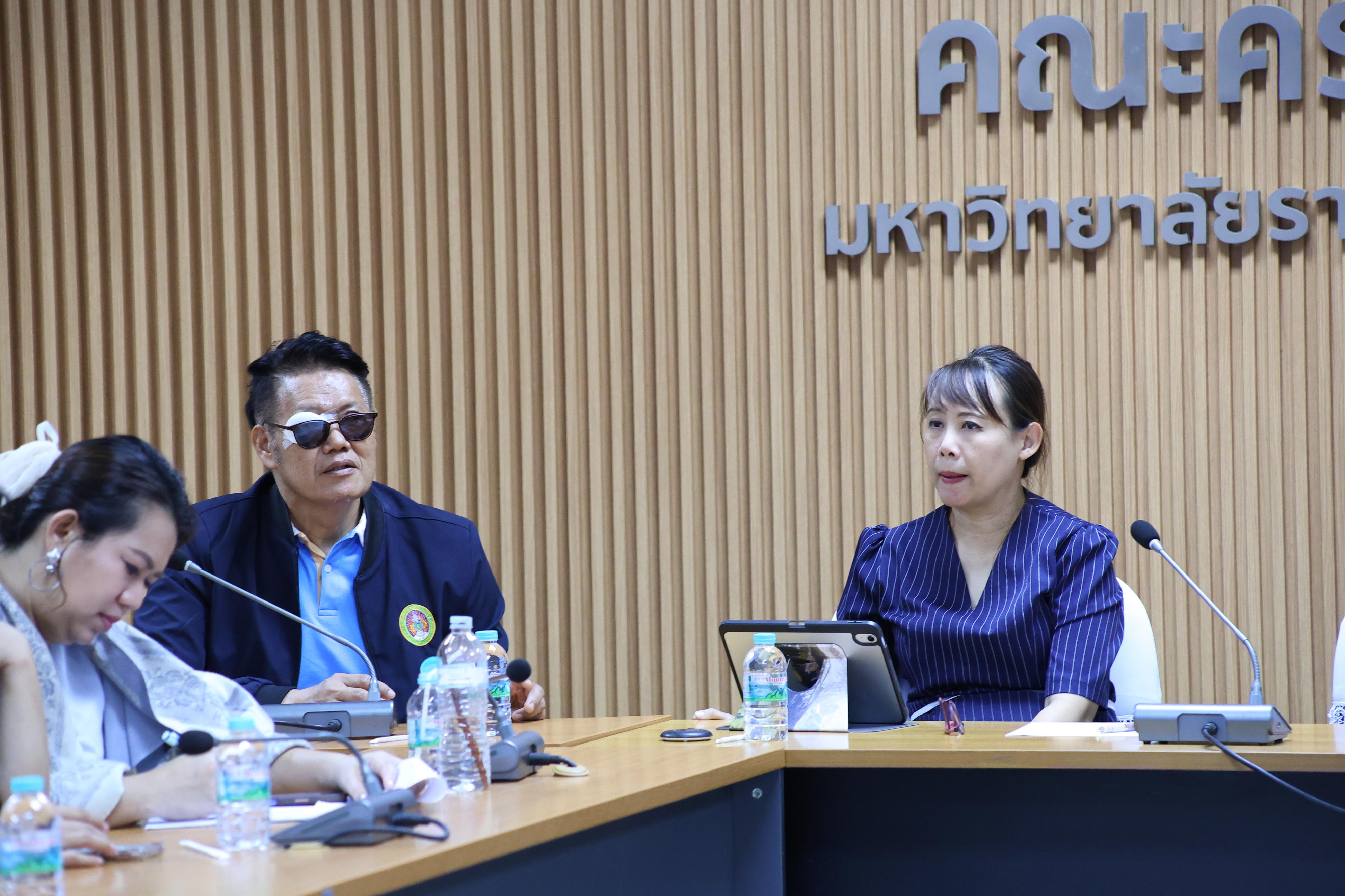 53. ประชุมเพื่อหารือ เรื่อง การจัดการเรียนการสอยเพื่อเตรียมความพร้อมสำหรับการสอบรับใบอนุญาตประกอบวิชาชีพครู