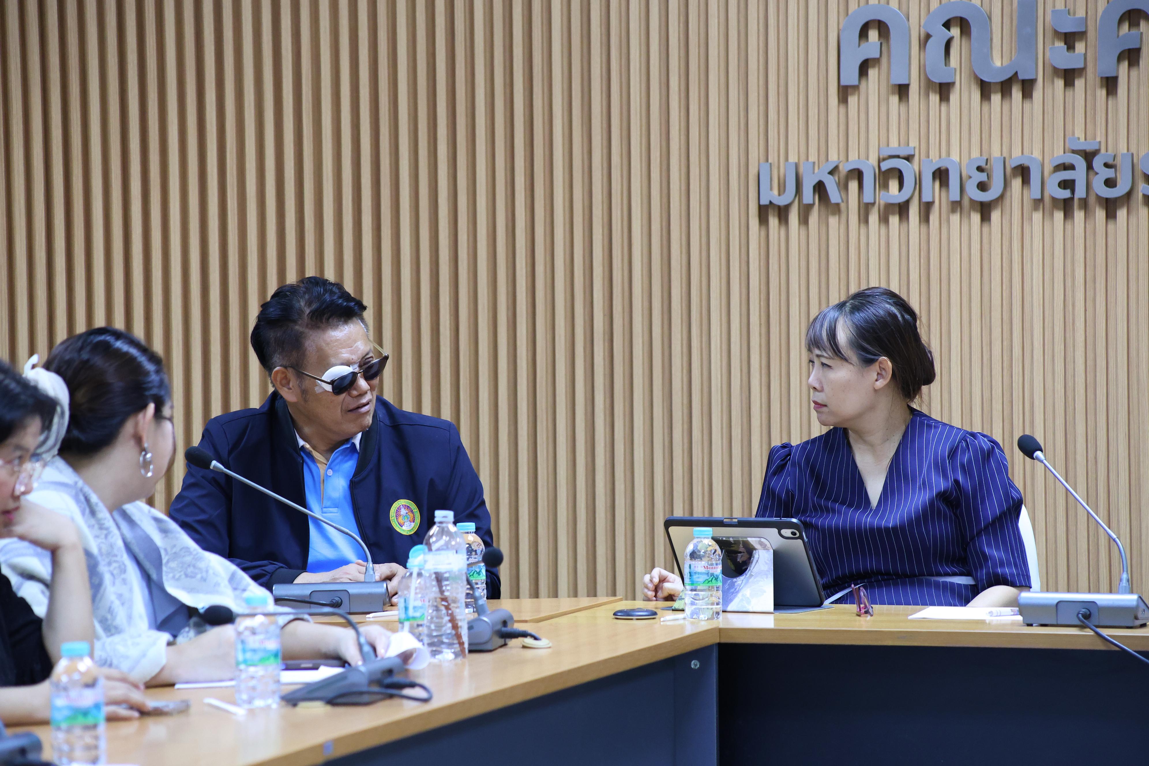 54. ประชุมเพื่อหารือ เรื่อง การจัดการเรียนการสอยเพื่อเตรียมความพร้อมสำหรับการสอบรับใบอนุญาตประกอบวิชาชีพครู