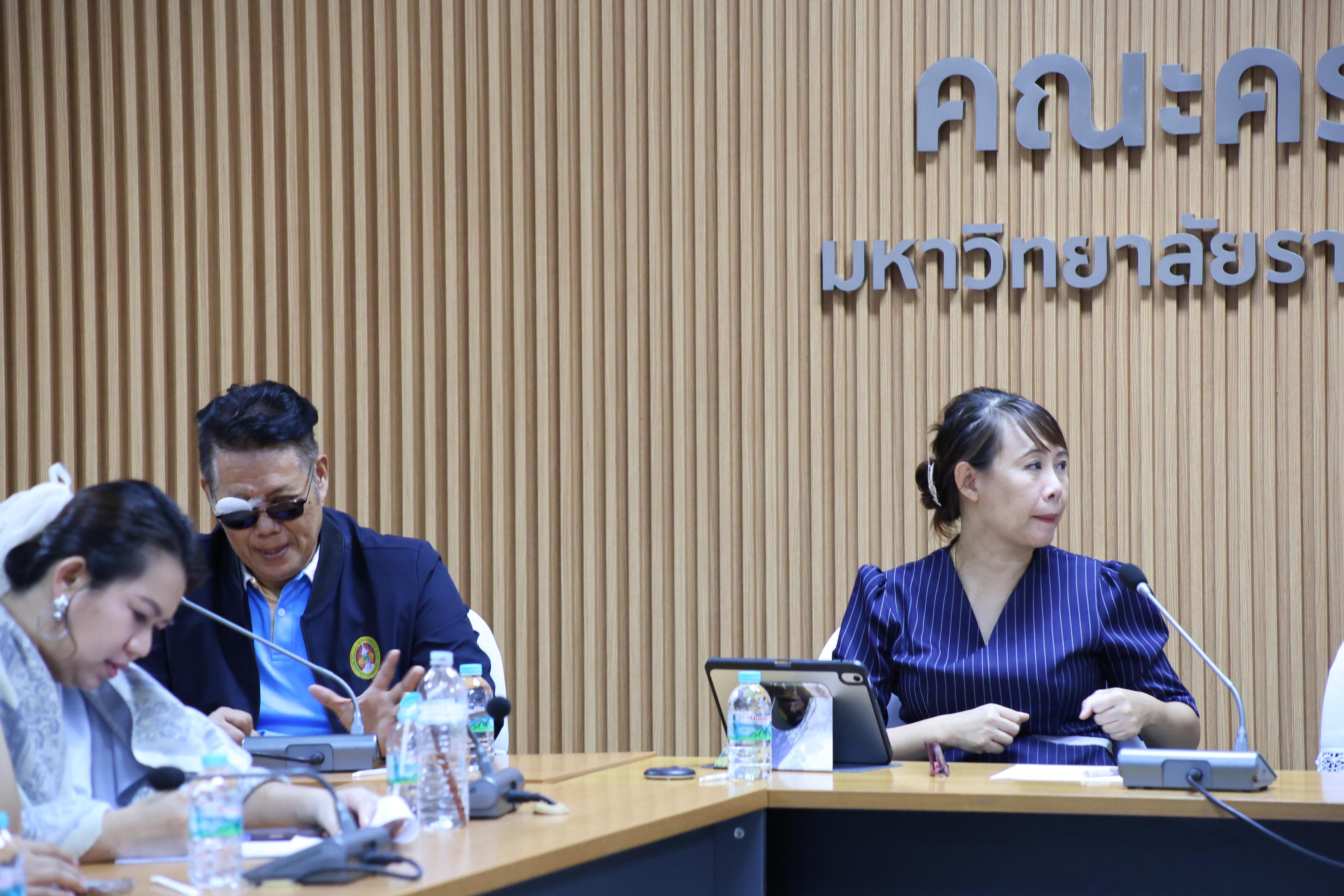 56. ประชุมเพื่อหารือ เรื่อง การจัดการเรียนการสอยเพื่อเตรียมความพร้อมสำหรับการสอบรับใบอนุญาตประกอบวิชาชีพครู