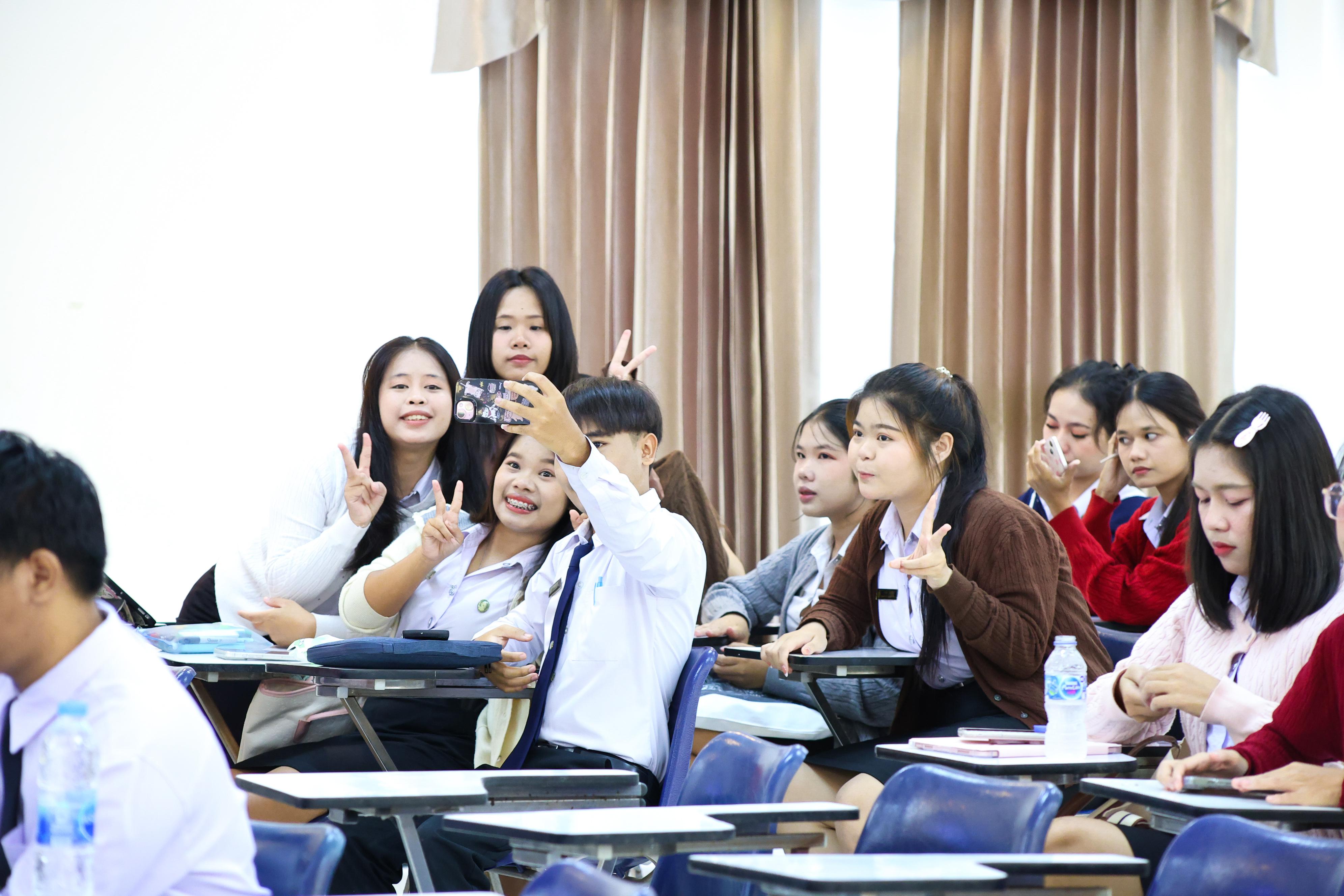 2. วันที่ 21 กันยายน 2569 คณะครุศาสตร์ มหาวิทยาลัยราชภัฏกำแพงเพชร ได้จัดการอาบรมติวสอบใบอนุญาติประกอบวิชาชีพให้กับนักศึกษาชั้นปี 3