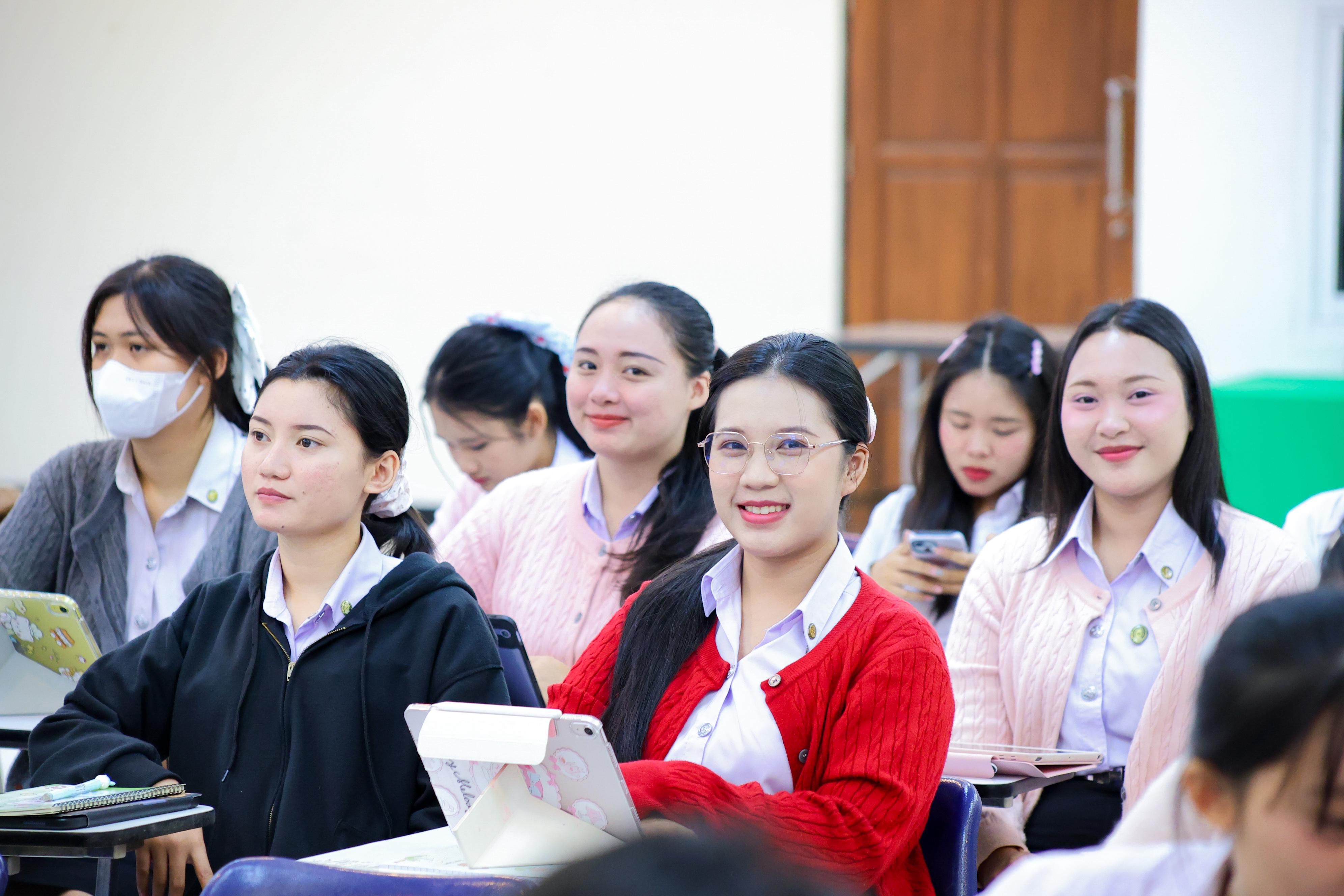 14. วันที่ 21 กันยายน 2569 คณะครุศาสตร์ มหาวิทยาลัยราชภัฏกำแพงเพชร ได้จัดการอาบรมติวสอบใบอนุญาติประกอบวิชาชีพให้กับนักศึกษาชั้นปี 3