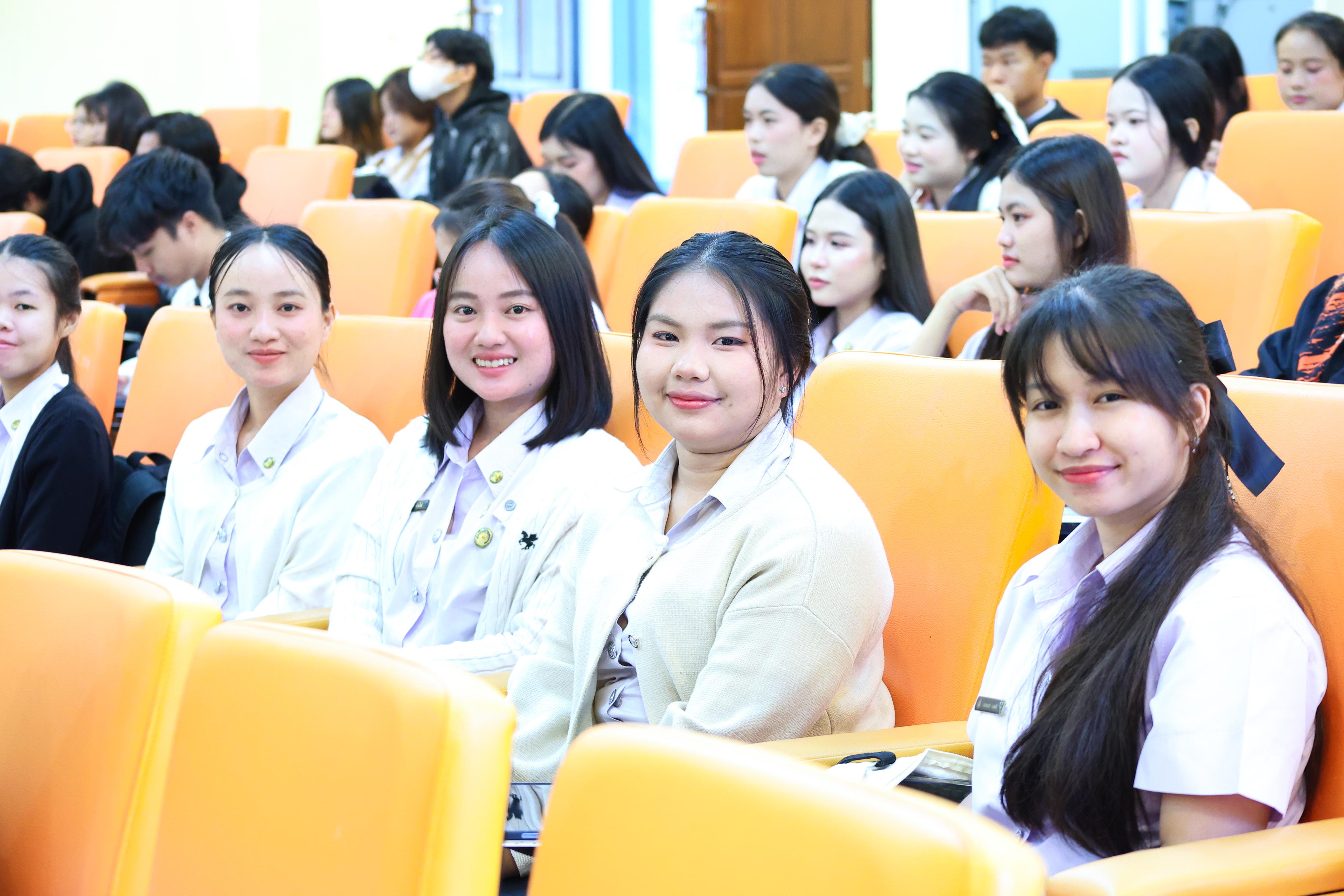 32. วันที่ 21 กันยายน 2569 คณะครุศาสตร์ มหาวิทยาลัยราชภัฏกำแพงเพชร ได้จัดการอาบรมติวสอบใบอนุญาติประกอบวิชาชีพให้กับนักศึกษาชั้นปี 3
