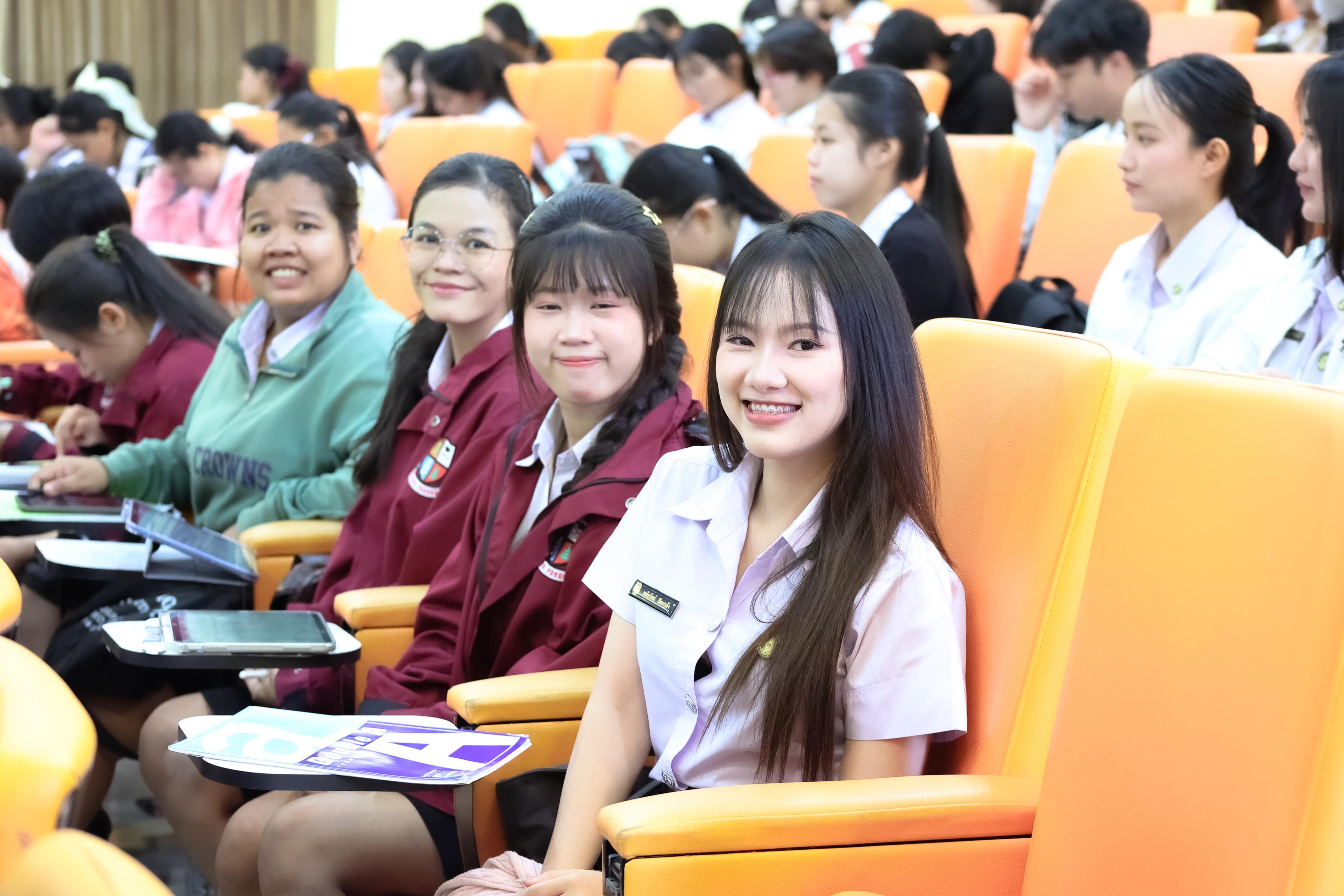 33. วันที่ 21 กันยายน 2569 คณะครุศาสตร์ มหาวิทยาลัยราชภัฏกำแพงเพชร ได้จัดการอาบรมติวสอบใบอนุญาติประกอบวิชาชีพให้กับนักศึกษาชั้นปี 3