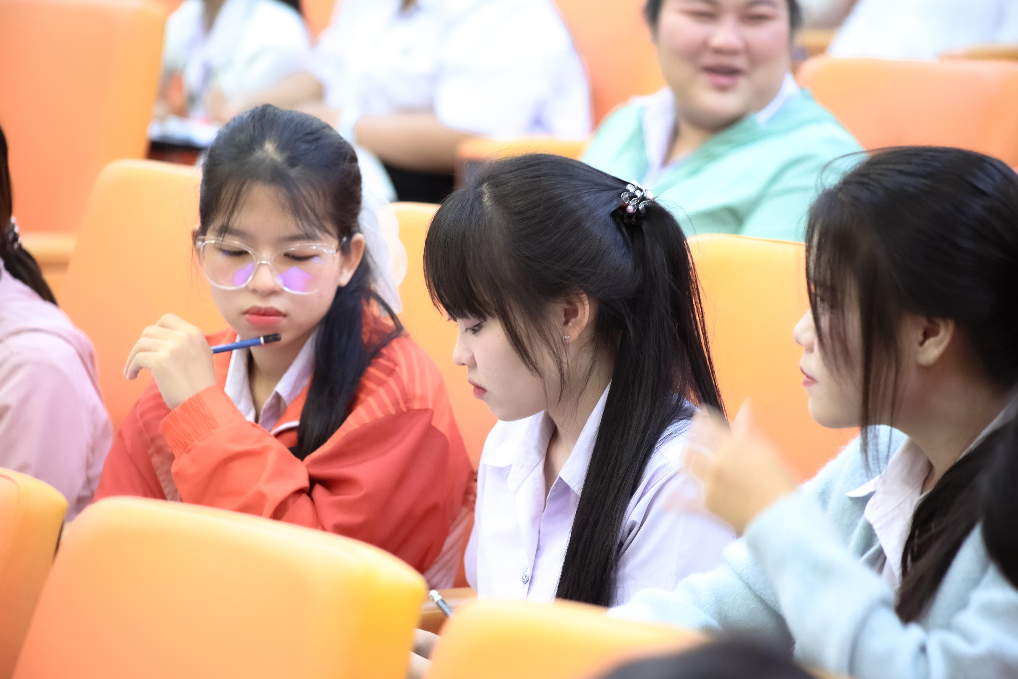 35. วันที่ 21 กันยายน 2569 คณะครุศาสตร์ มหาวิทยาลัยราชภัฏกำแพงเพชร ได้จัดการอาบรมติวสอบใบอนุญาติประกอบวิชาชีพให้กับนักศึกษาชั้นปี 3