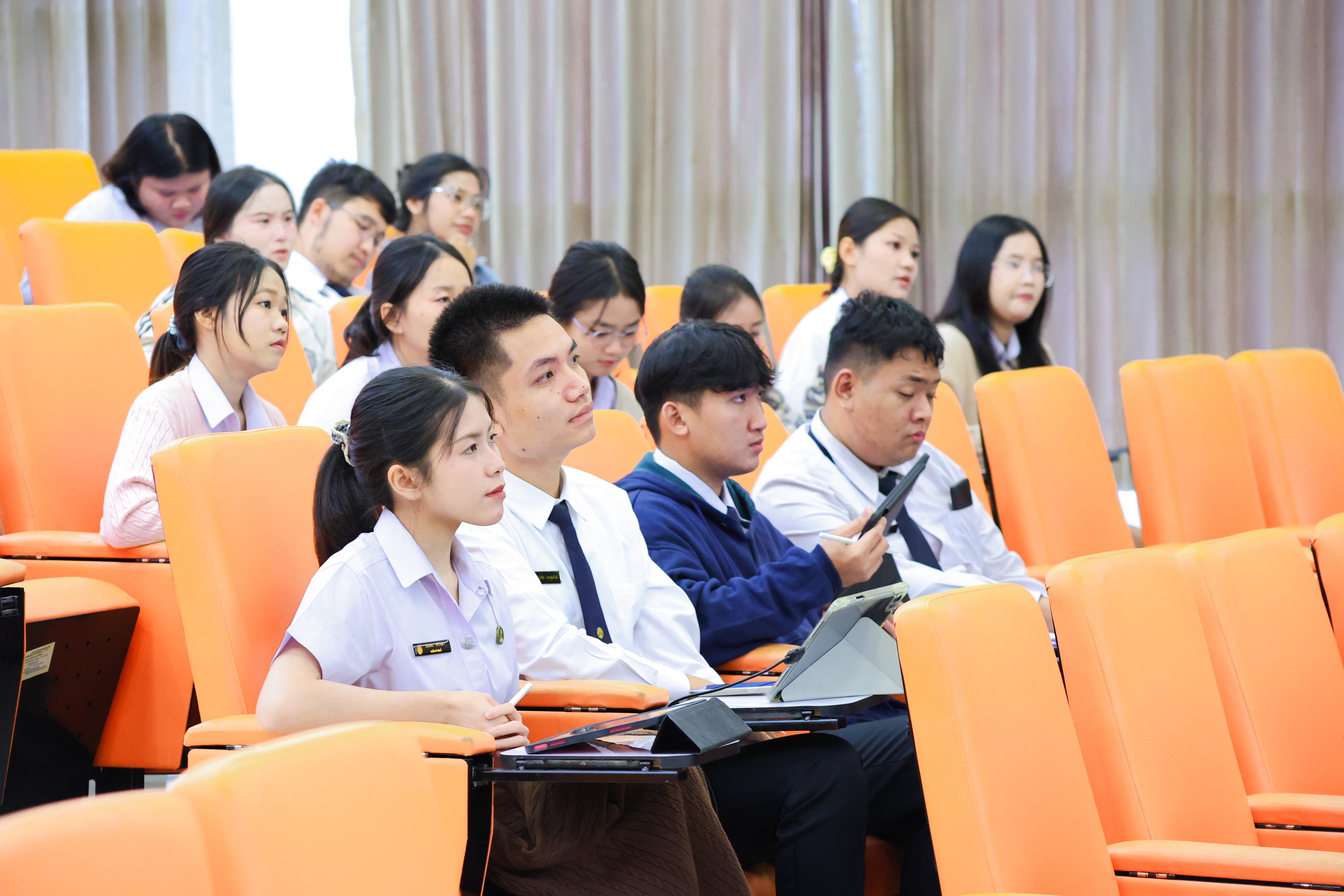 43. วันที่ 21 กันยายน 2569 คณะครุศาสตร์ มหาวิทยาลัยราชภัฏกำแพงเพชร ได้จัดการอาบรมติวสอบใบอนุญาติประกอบวิชาชีพให้กับนักศึกษาชั้นปี 3
