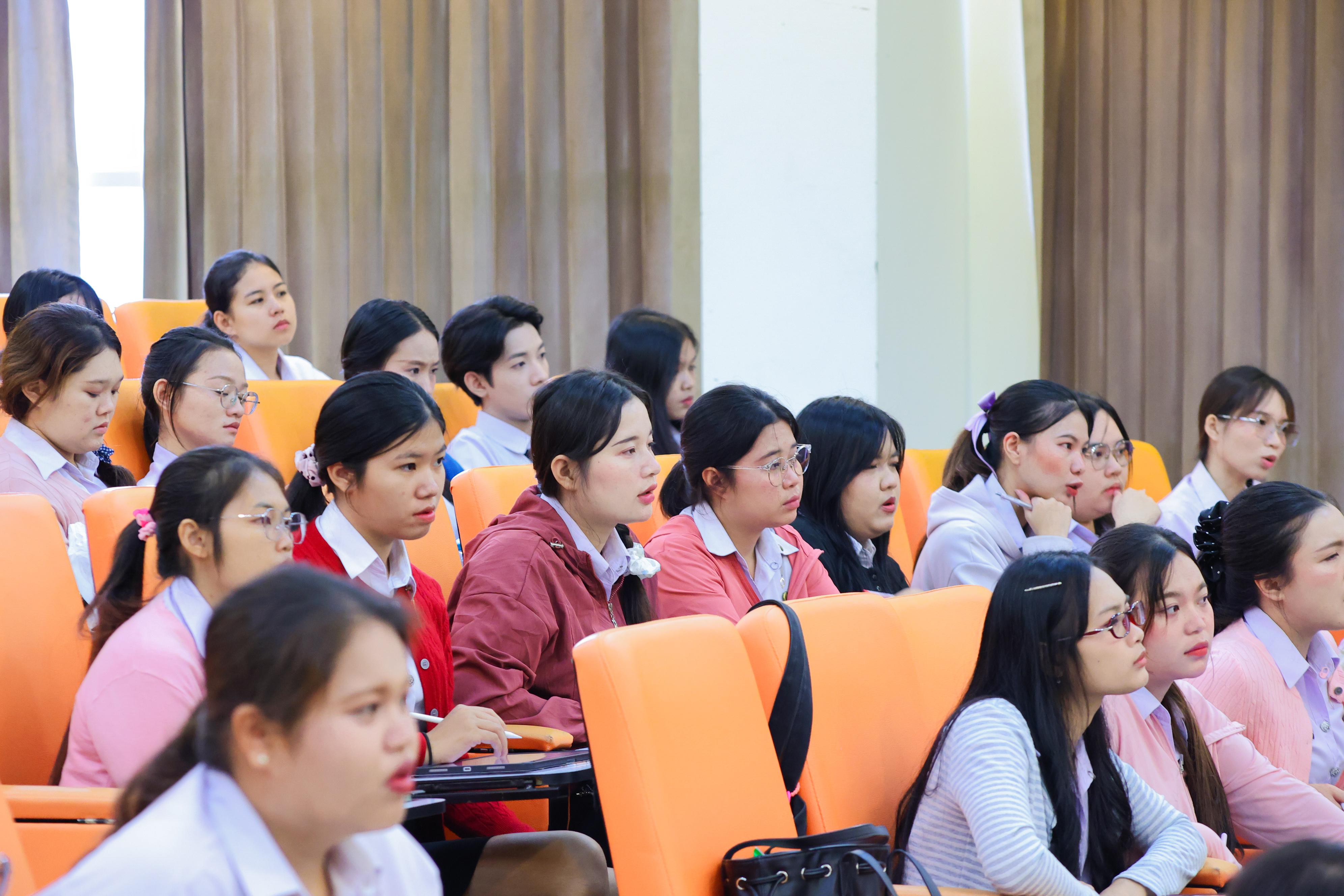 49. วันที่ 21 กันยายน 2569 คณะครุศาสตร์ มหาวิทยาลัยราชภัฏกำแพงเพชร ได้จัดการอาบรมติวสอบใบอนุญาติประกอบวิชาชีพให้กับนักศึกษาชั้นปี 3