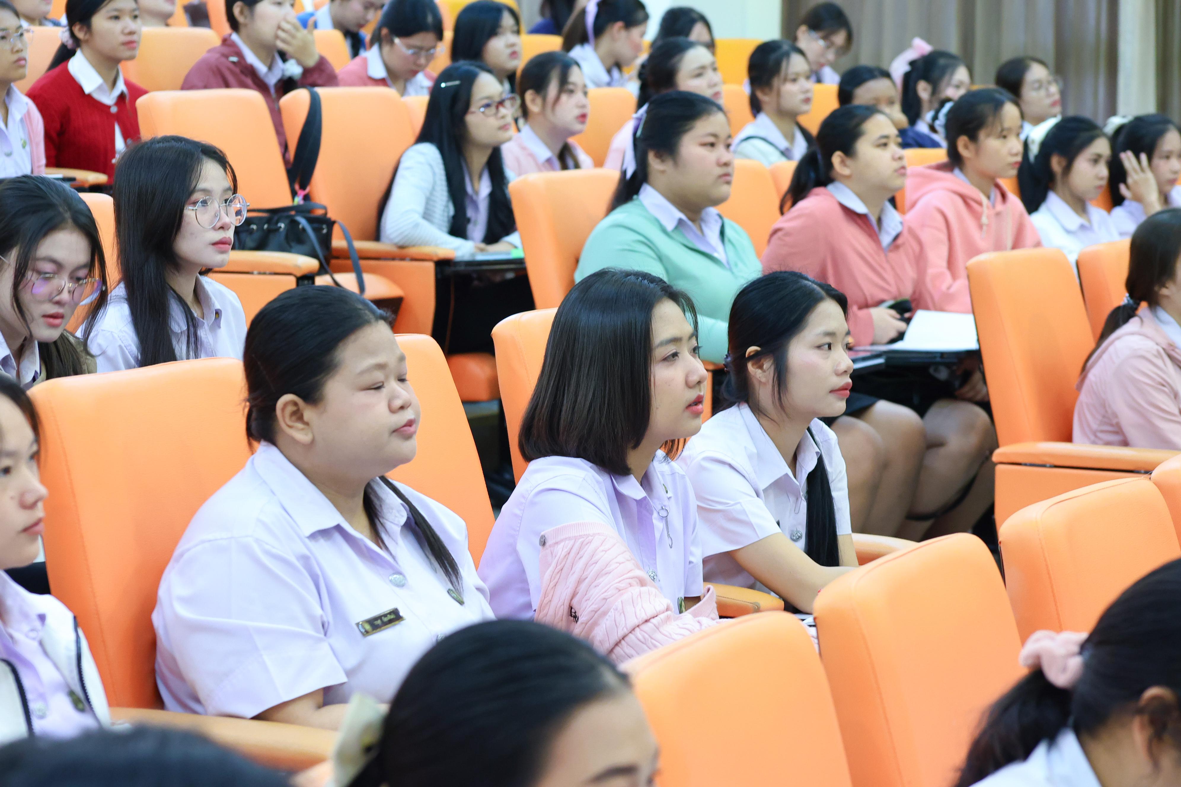 50. วันที่ 21 กันยายน 2569 คณะครุศาสตร์ มหาวิทยาลัยราชภัฏกำแพงเพชร ได้จัดการอาบรมติวสอบใบอนุญาติประกอบวิชาชีพให้กับนักศึกษาชั้นปี 3