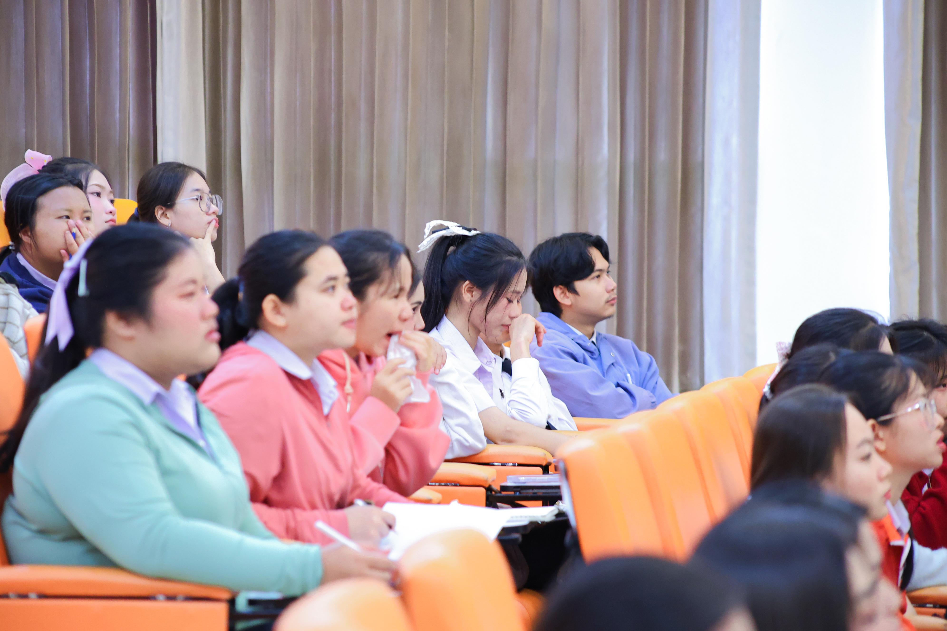 52. วันที่ 21 กันยายน 2569 คณะครุศาสตร์ มหาวิทยาลัยราชภัฏกำแพงเพชร ได้จัดการอาบรมติวสอบใบอนุญาติประกอบวิชาชีพให้กับนักศึกษาชั้นปี 3
