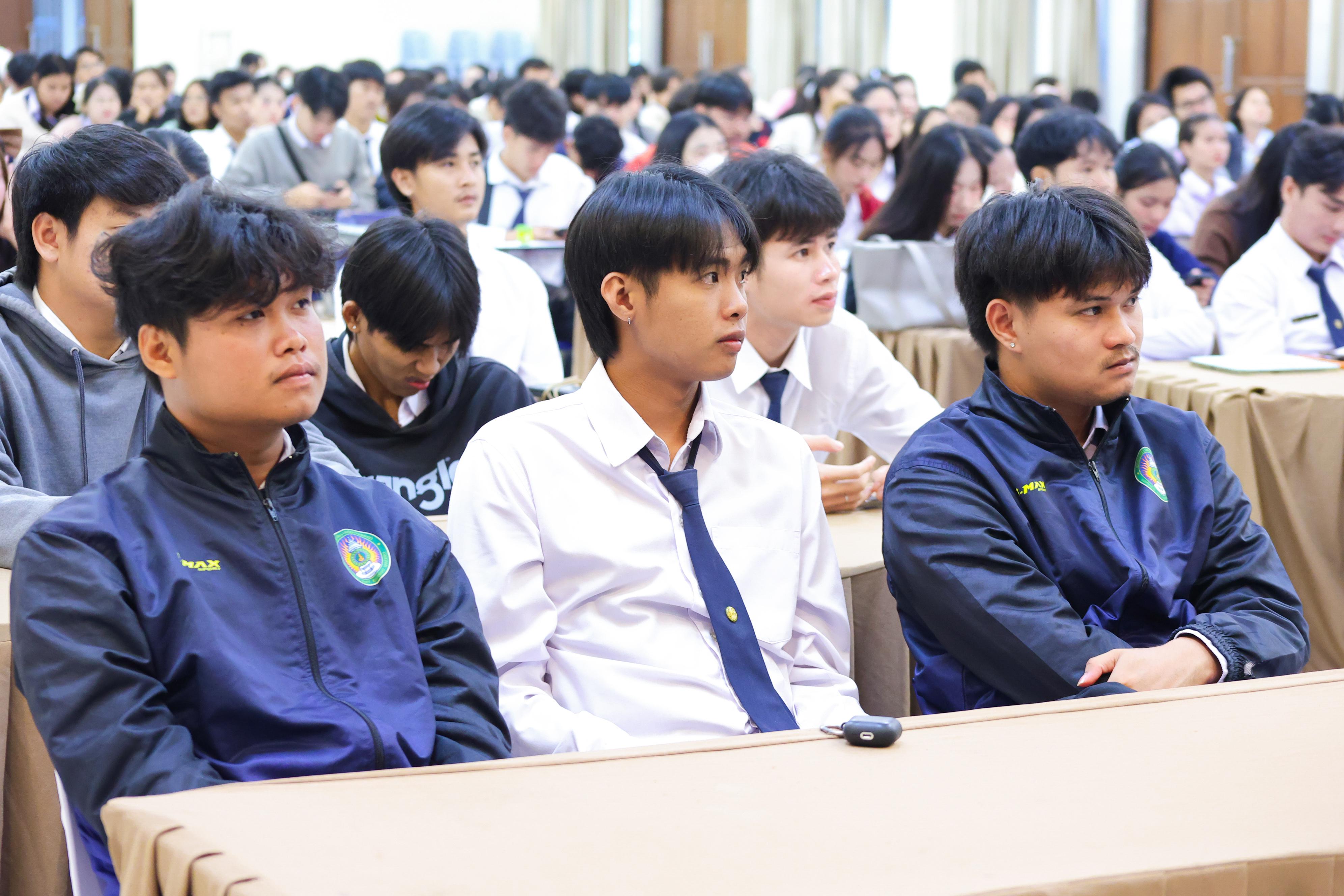 60. วันที่ 21 กันยายน 2569 คณะครุศาสตร์ มหาวิทยาลัยราชภัฏกำแพงเพชร ได้จัดการอาบรมติวสอบใบอนุญาติประกอบวิชาชีพให้กับนักศึกษาชั้นปี 3