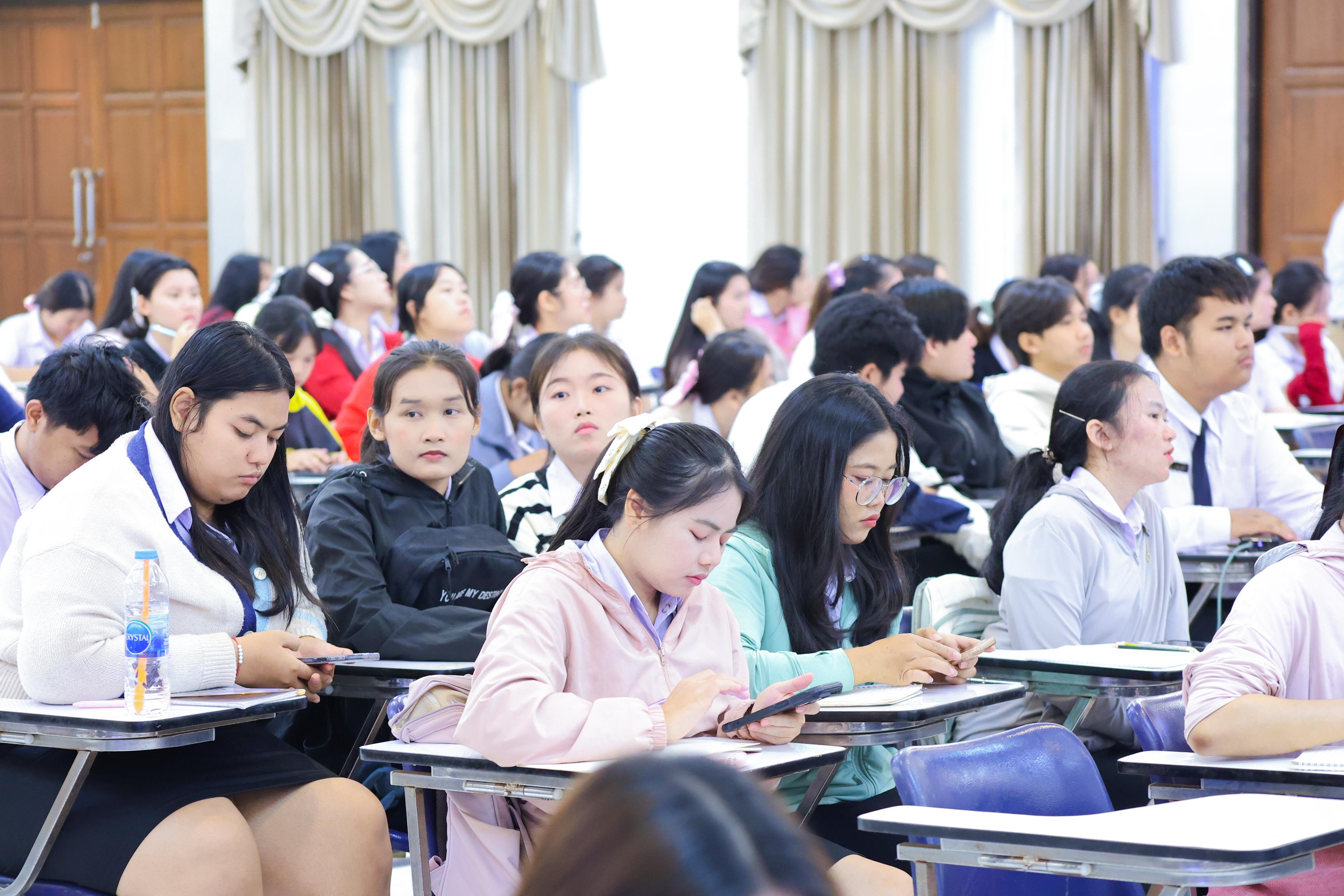 66. วันที่ 21 กันยายน 2569 คณะครุศาสตร์ มหาวิทยาลัยราชภัฏกำแพงเพชร ได้จัดการอาบรมติวสอบใบอนุญาติประกอบวิชาชีพให้กับนักศึกษาชั้นปี 3