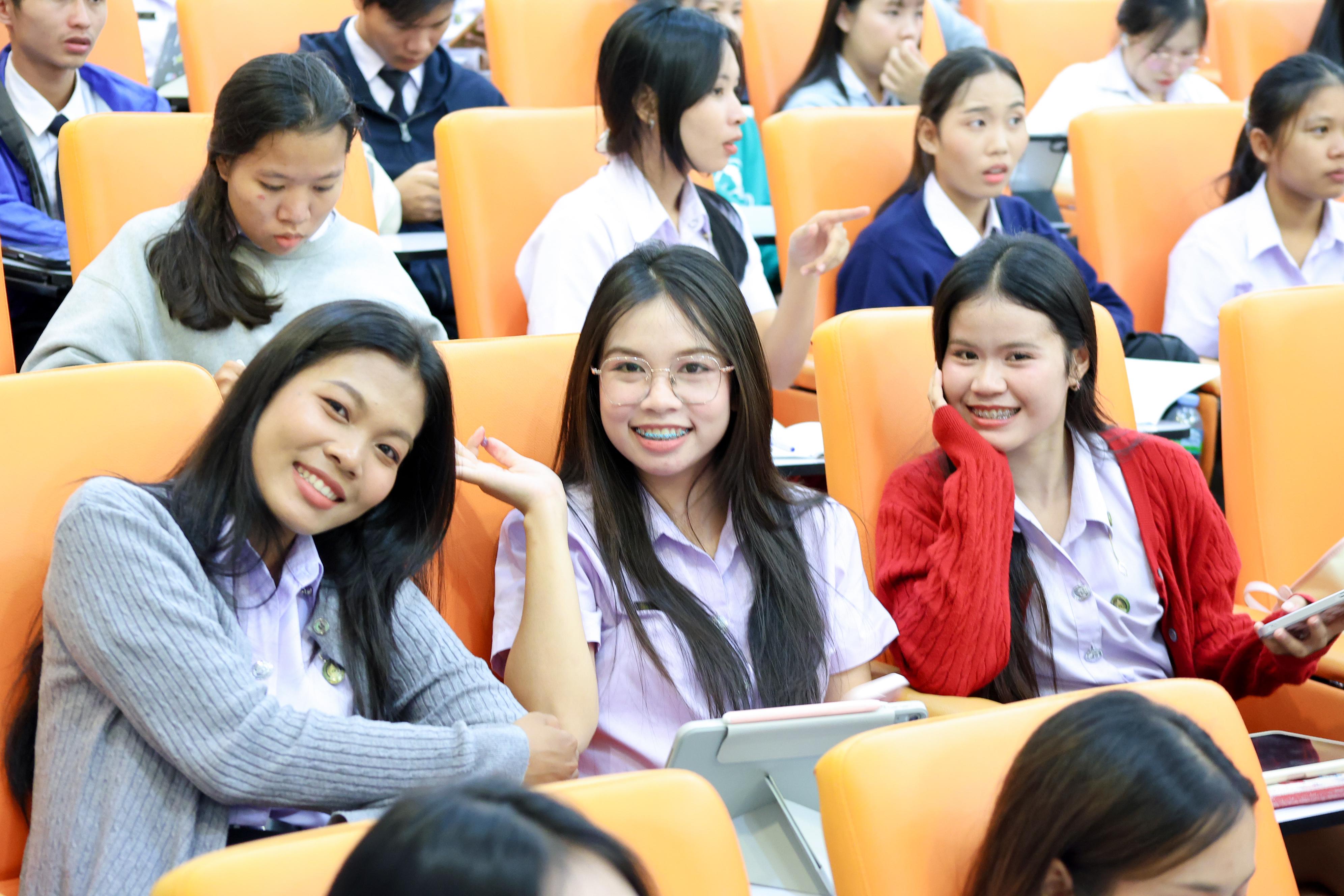 97. วันที่ 21 กันยายน 2569 คณะครุศาสตร์ มหาวิทยาลัยราชภัฏกำแพงเพชร ได้จัดการอาบรมติวสอบใบอนุญาติประกอบวิชาชีพให้กับนักศึกษาชั้นปี 3