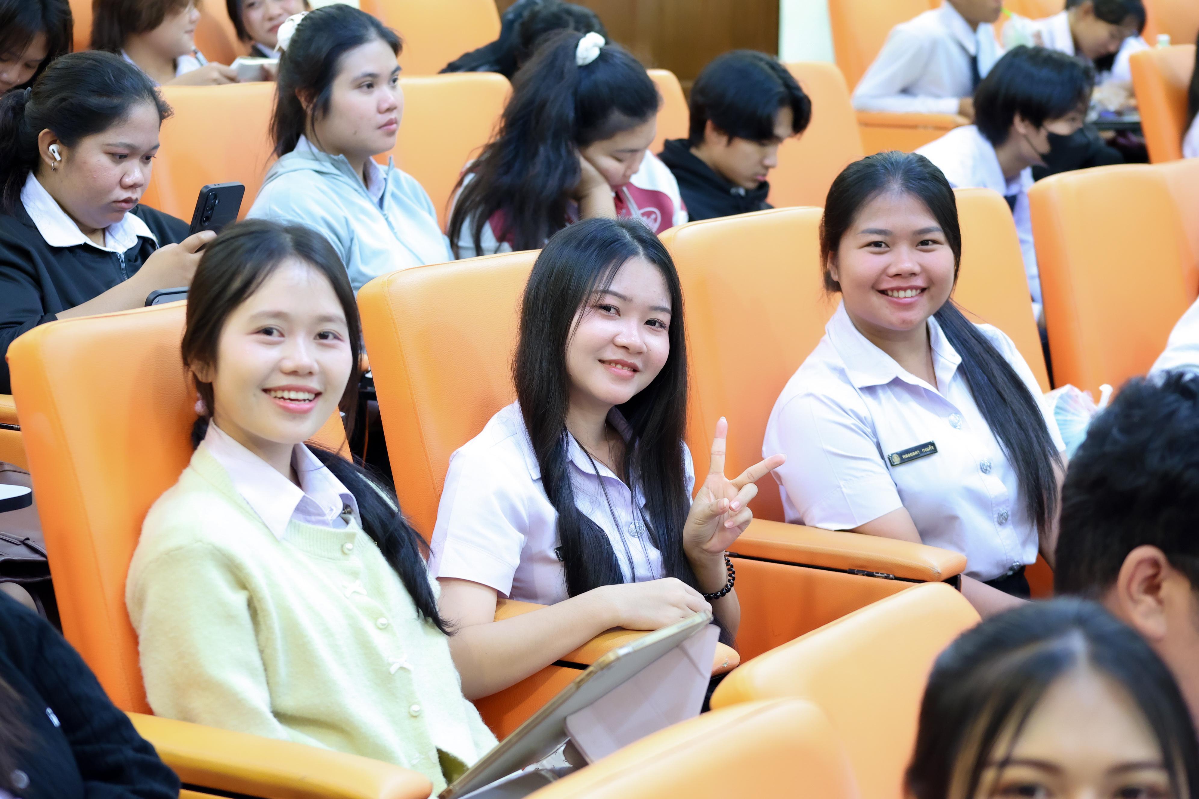 100. วันที่ 21 กันยายน 2569 คณะครุศาสตร์ มหาวิทยาลัยราชภัฏกำแพงเพชร ได้จัดการอาบรมติวสอบใบอนุญาติประกอบวิชาชีพให้กับนักศึกษาชั้นปี 3