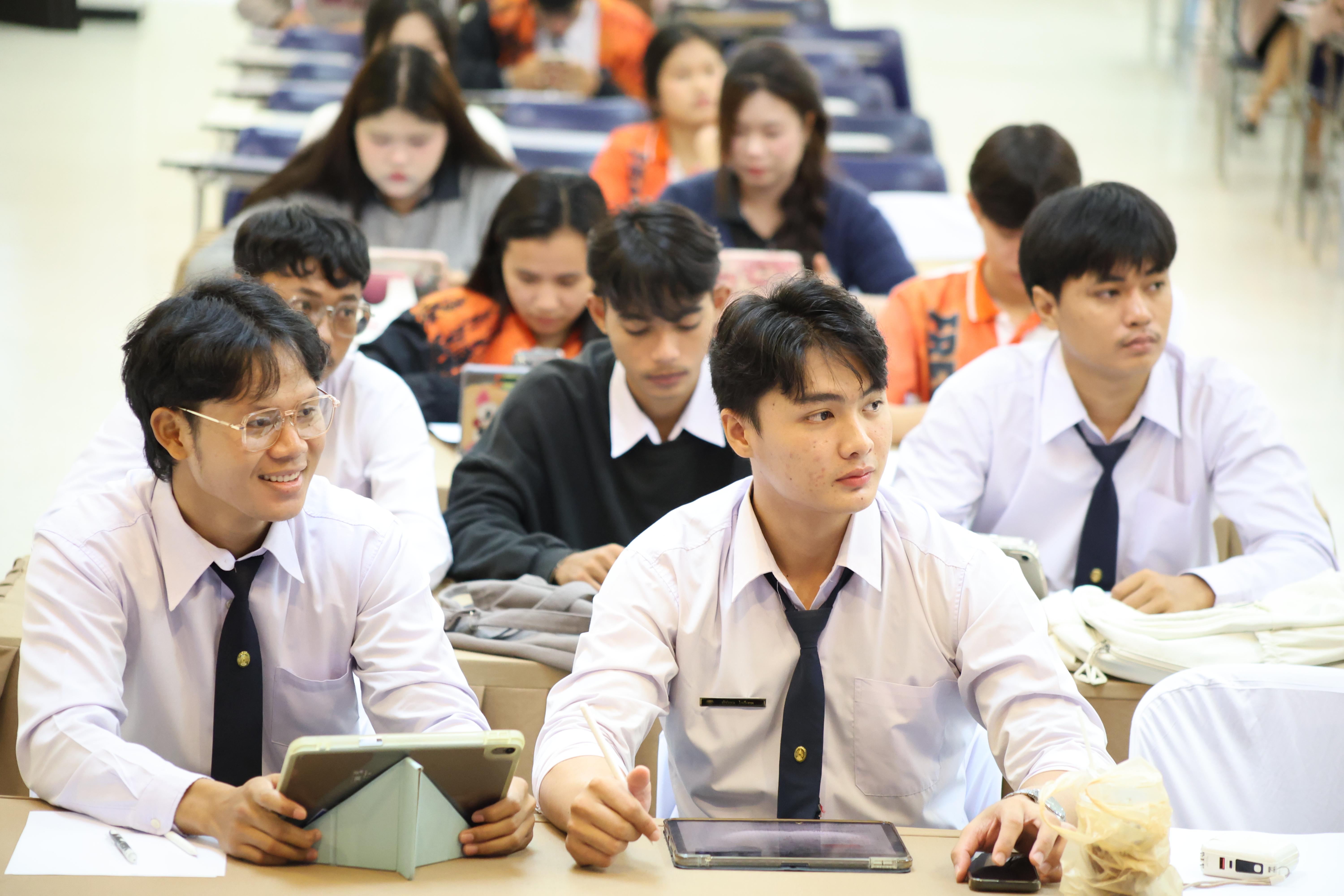 41. วันที่ 22 กันยายน 2569 คณะครุศาสตร์ มหาวิทยาลัยราชภัฏกำแพงเพชร ได้จัดการอาบรมติวสอบใบอนุญาติประกอบวิชาชีพให้กับนักศึกษาชั้นปี 3