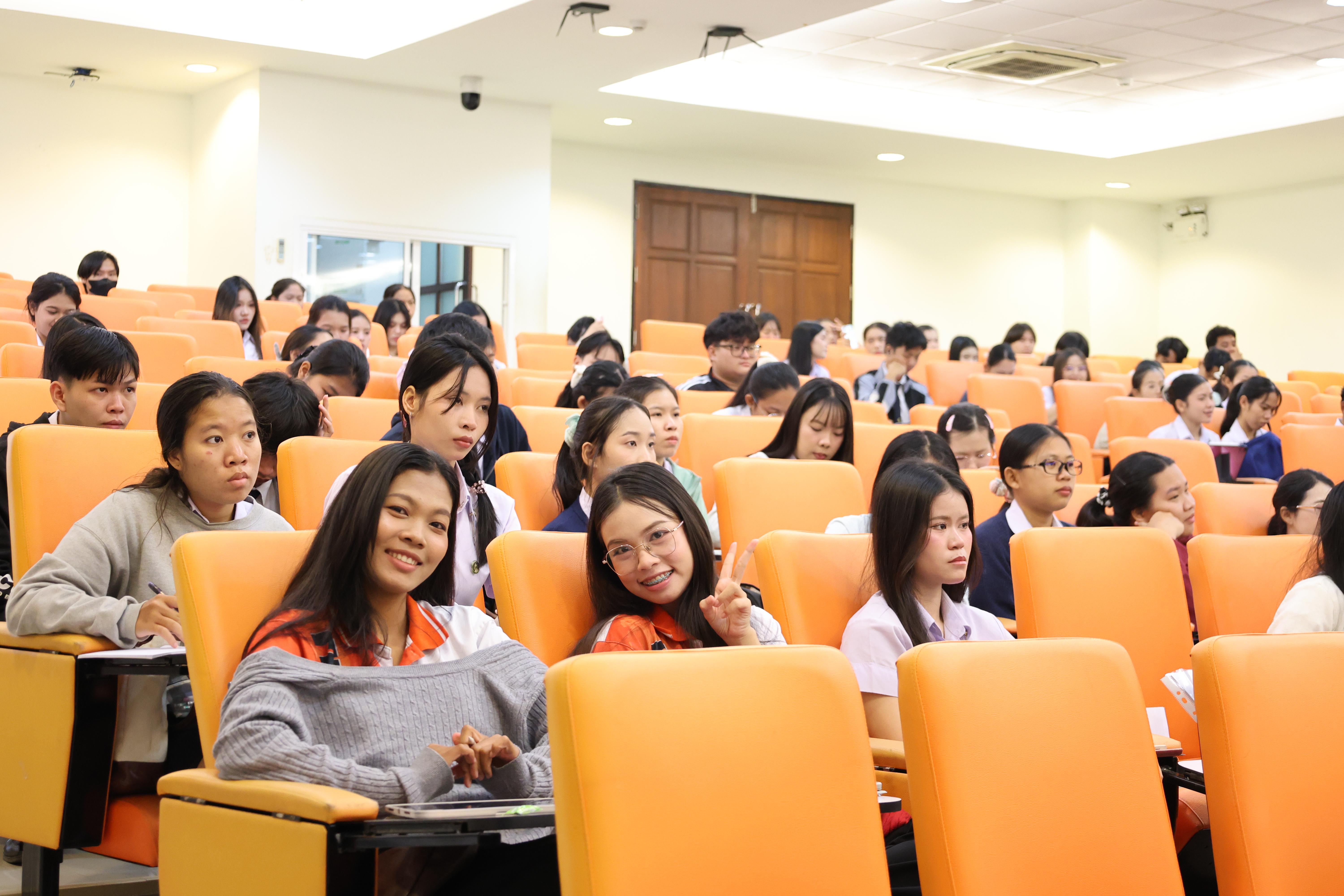 60. วันที่ 22 กันยายน 2569 คณะครุศาสตร์ มหาวิทยาลัยราชภัฏกำแพงเพชร ได้จัดการอาบรมติวสอบใบอนุญาติประกอบวิชาชีพให้กับนักศึกษาชั้นปี 3