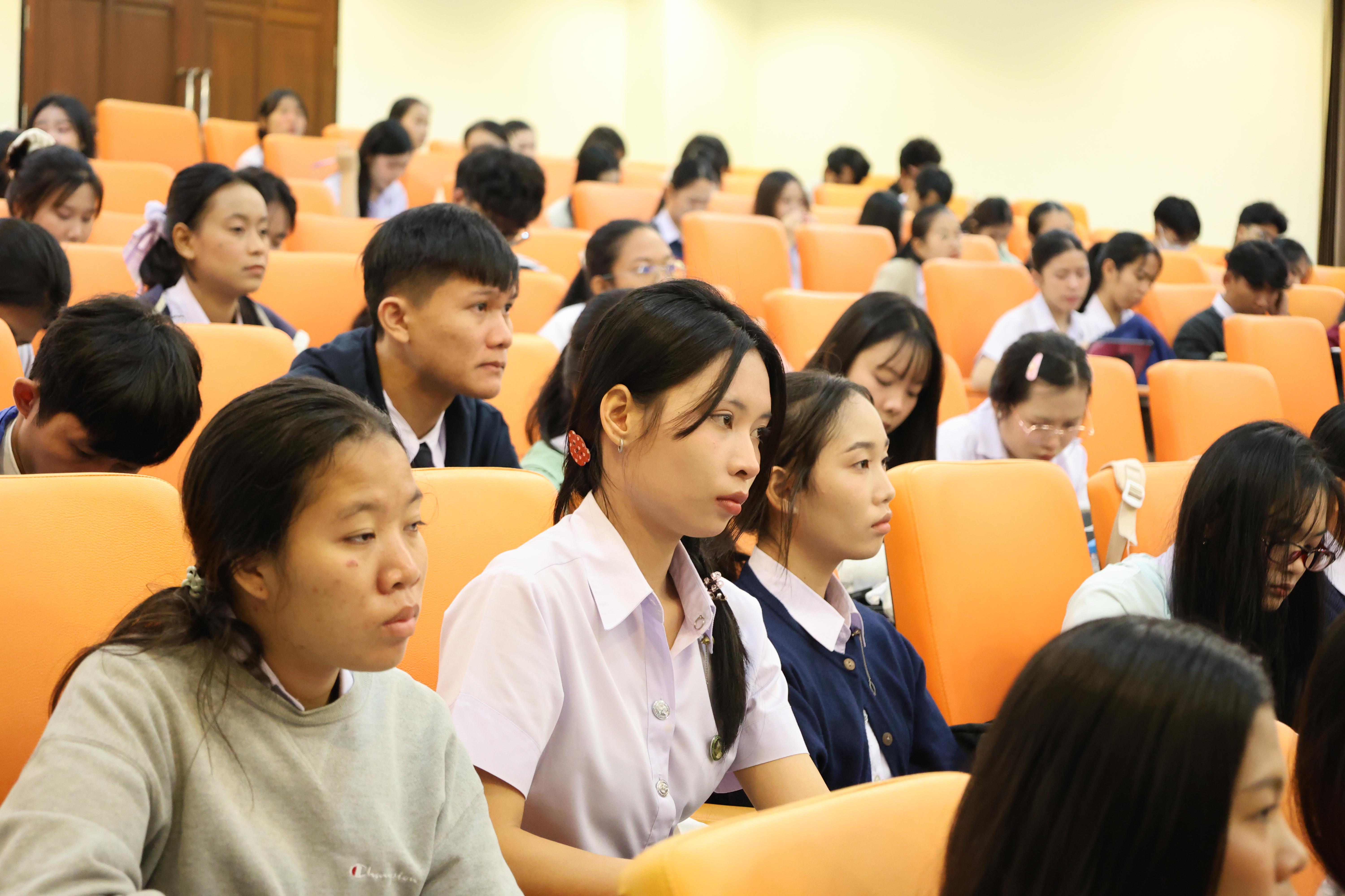 65. วันที่ 22 กันยายน 2569 คณะครุศาสตร์ มหาวิทยาลัยราชภัฏกำแพงเพชร ได้จัดการอาบรมติวสอบใบอนุญาติประกอบวิชาชีพให้กับนักศึกษาชั้นปี 3