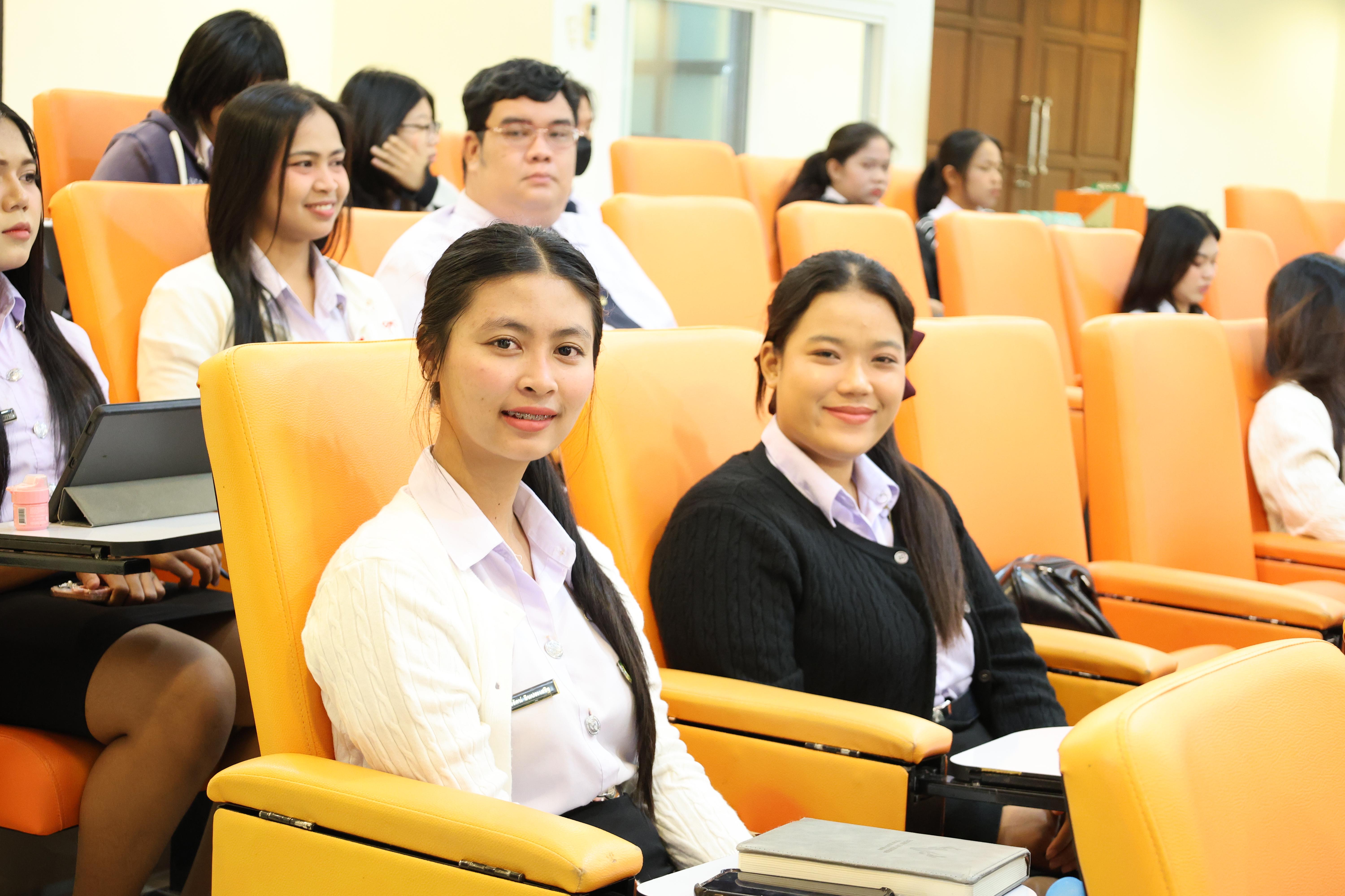 71. วันที่ 22 กันยายน 2569 คณะครุศาสตร์ มหาวิทยาลัยราชภัฏกำแพงเพชร ได้จัดการอาบรมติวสอบใบอนุญาติประกอบวิชาชีพให้กับนักศึกษาชั้นปี 3