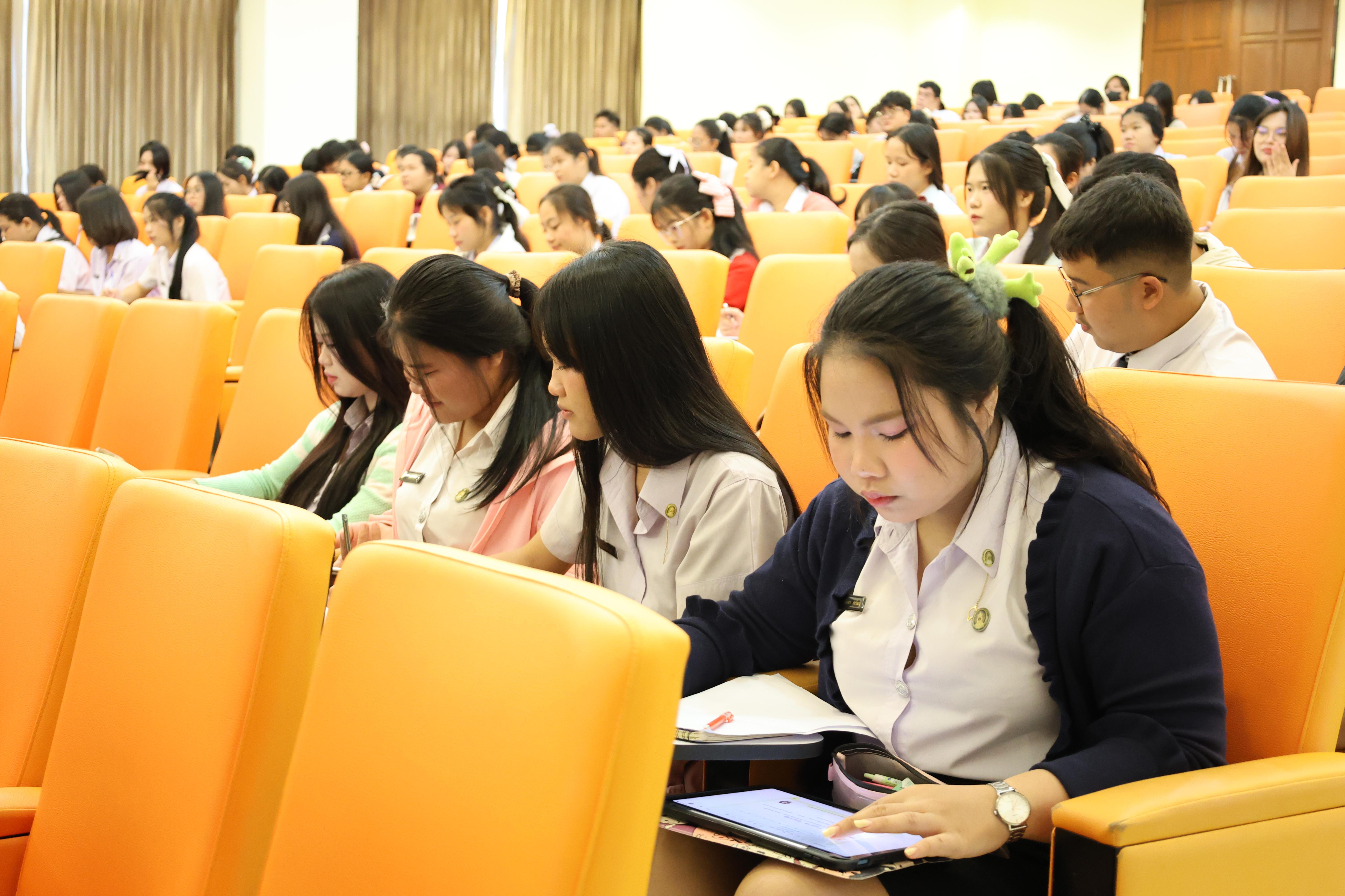 99. วันที่ 22 กันยายน 2569 คณะครุศาสตร์ มหาวิทยาลัยราชภัฏกำแพงเพชร ได้จัดการอาบรมติวสอบใบอนุญาติประกอบวิชาชีพให้กับนักศึกษาชั้นปี 3