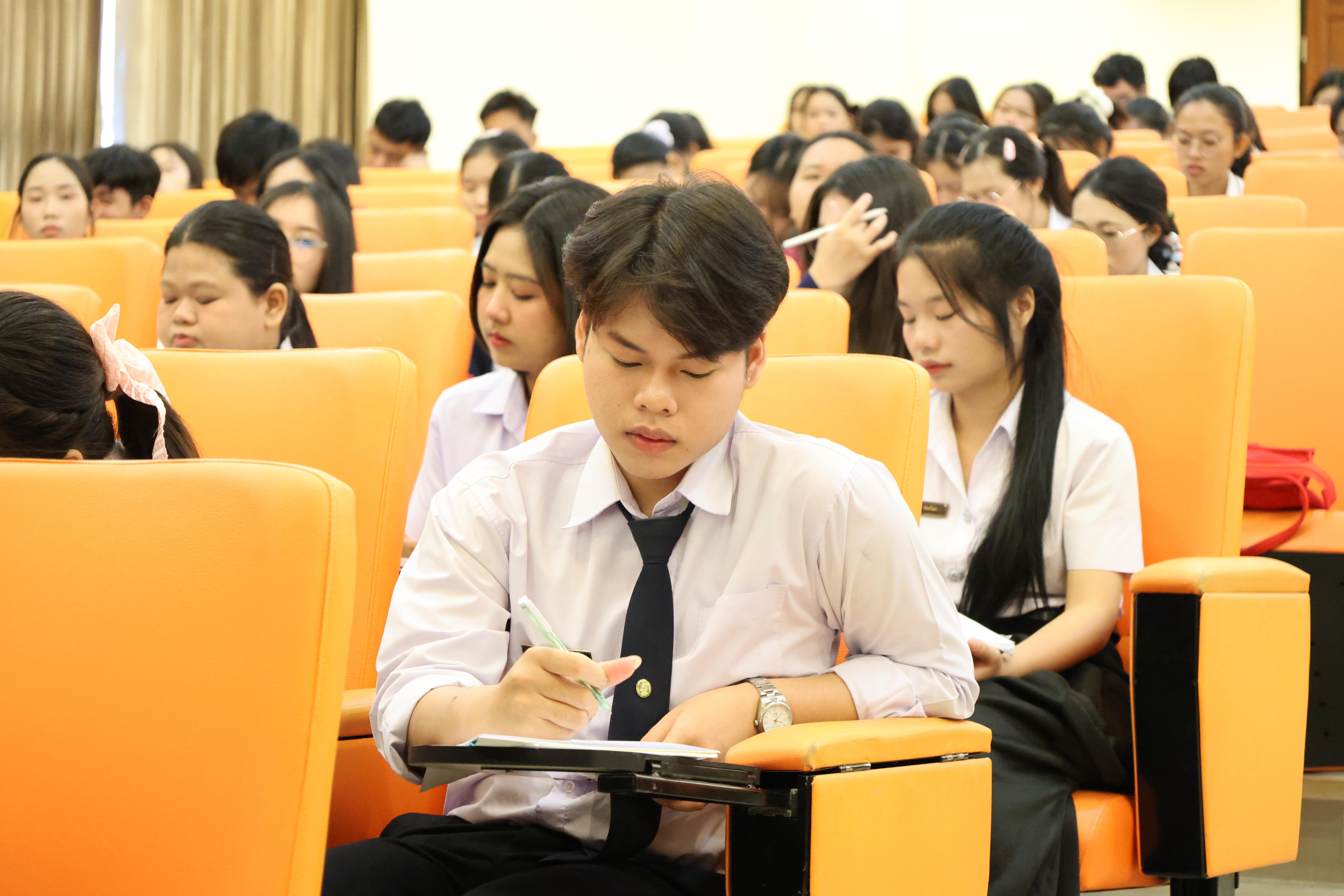 104. วันที่ 22 กันยายน 2569 คณะครุศาสตร์ มหาวิทยาลัยราชภัฏกำแพงเพชร ได้จัดการอาบรมติวสอบใบอนุญาติประกอบวิชาชีพให้กับนักศึกษาชั้นปี 3