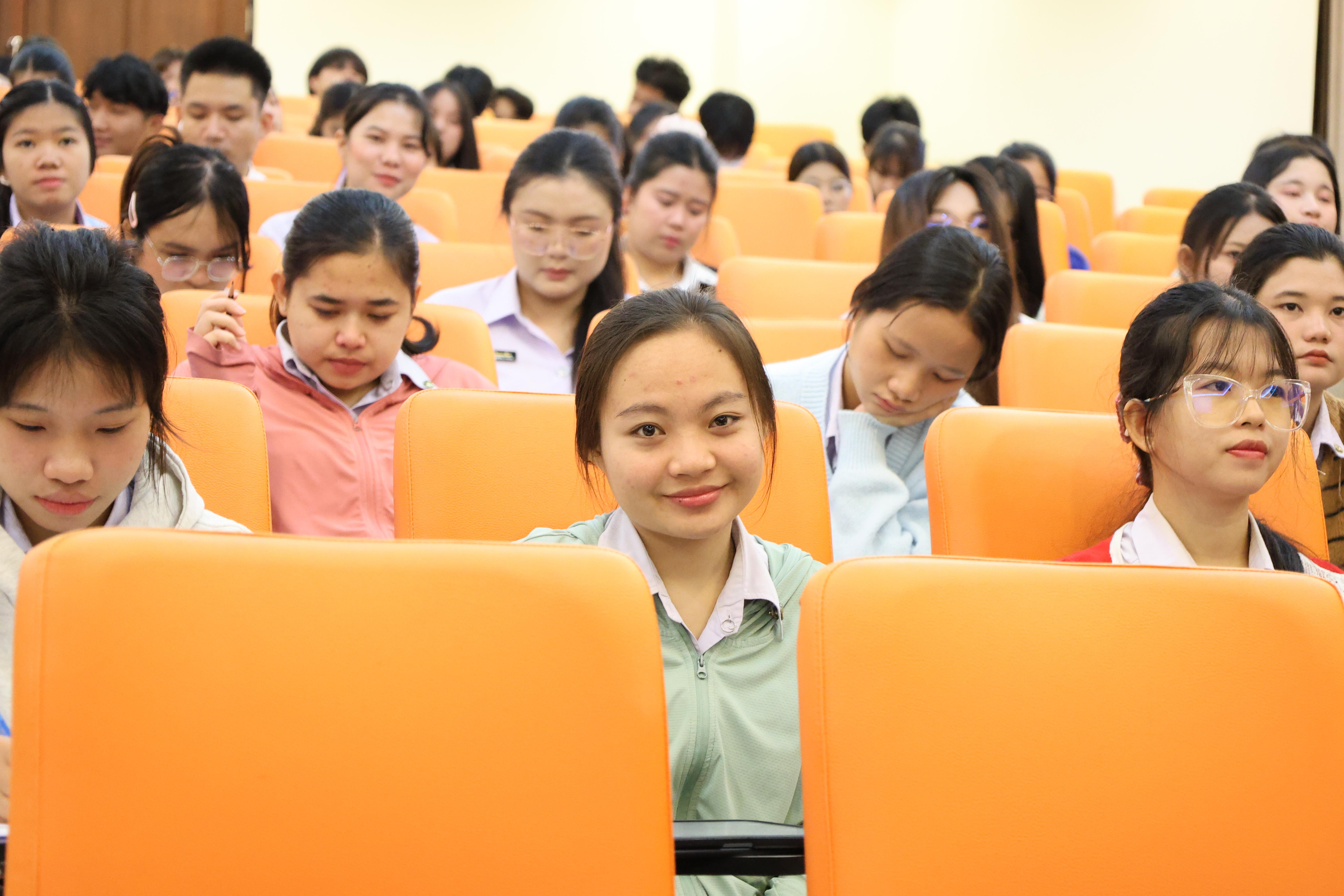 106. วันที่ 22 กันยายน 2569 คณะครุศาสตร์ มหาวิทยาลัยราชภัฏกำแพงเพชร ได้จัดการอาบรมติวสอบใบอนุญาติประกอบวิชาชีพให้กับนักศึกษาชั้นปี 3