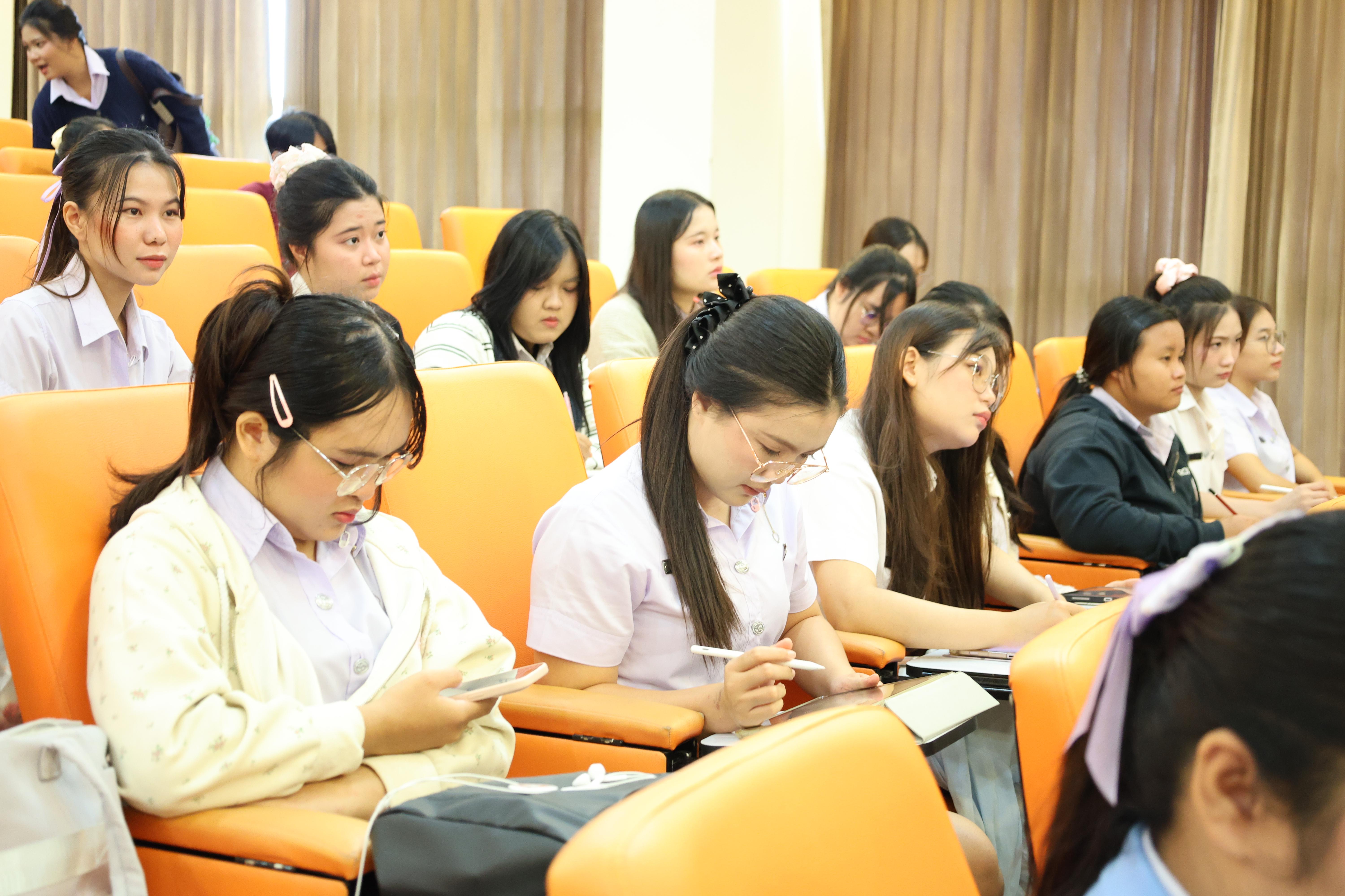 113. วันที่ 22 กันยายน 2569 คณะครุศาสตร์ มหาวิทยาลัยราชภัฏกำแพงเพชร ได้จัดการอาบรมติวสอบใบอนุญาติประกอบวิชาชีพให้กับนักศึกษาชั้นปี 3