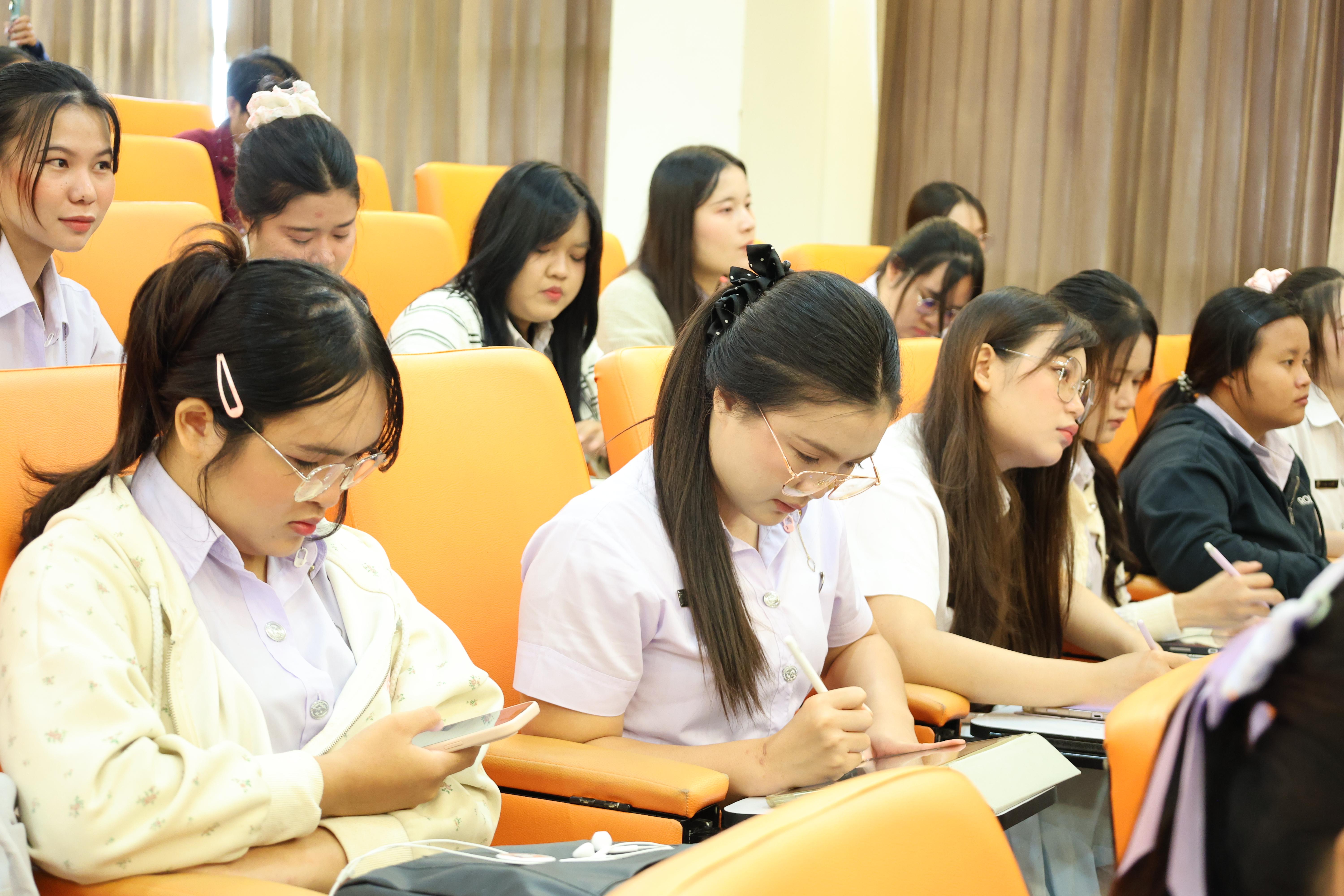 114. วันที่ 22 กันยายน 2569 คณะครุศาสตร์ มหาวิทยาลัยราชภัฏกำแพงเพชร ได้จัดการอาบรมติวสอบใบอนุญาติประกอบวิชาชีพให้กับนักศึกษาชั้นปี 3