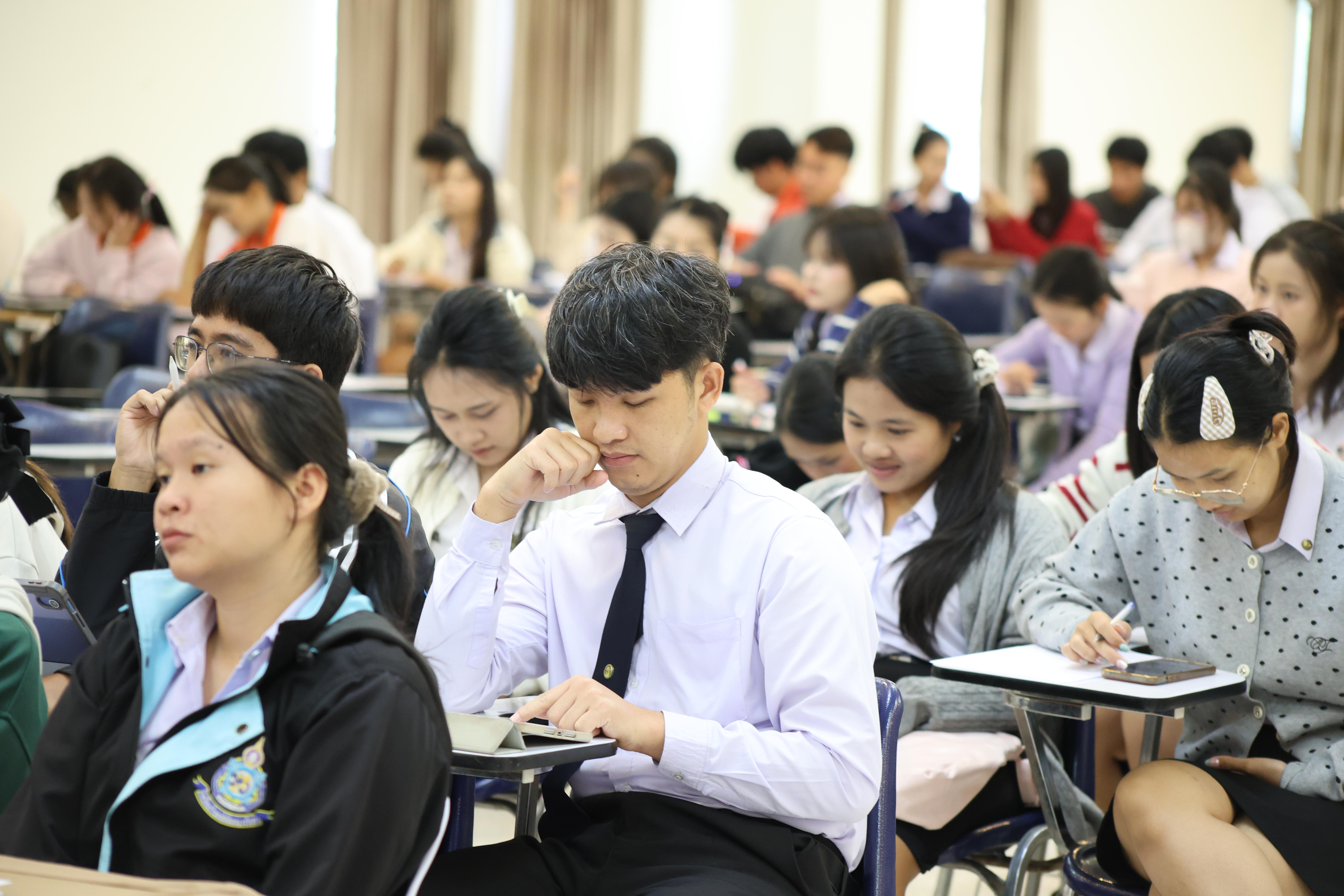 138. วันที่ 22 กันยายน 2569 คณะครุศาสตร์ มหาวิทยาลัยราชภัฏกำแพงเพชร ได้จัดการอาบรมติวสอบใบอนุญาติประกอบวิชาชีพให้กับนักศึกษาชั้นปี 3
