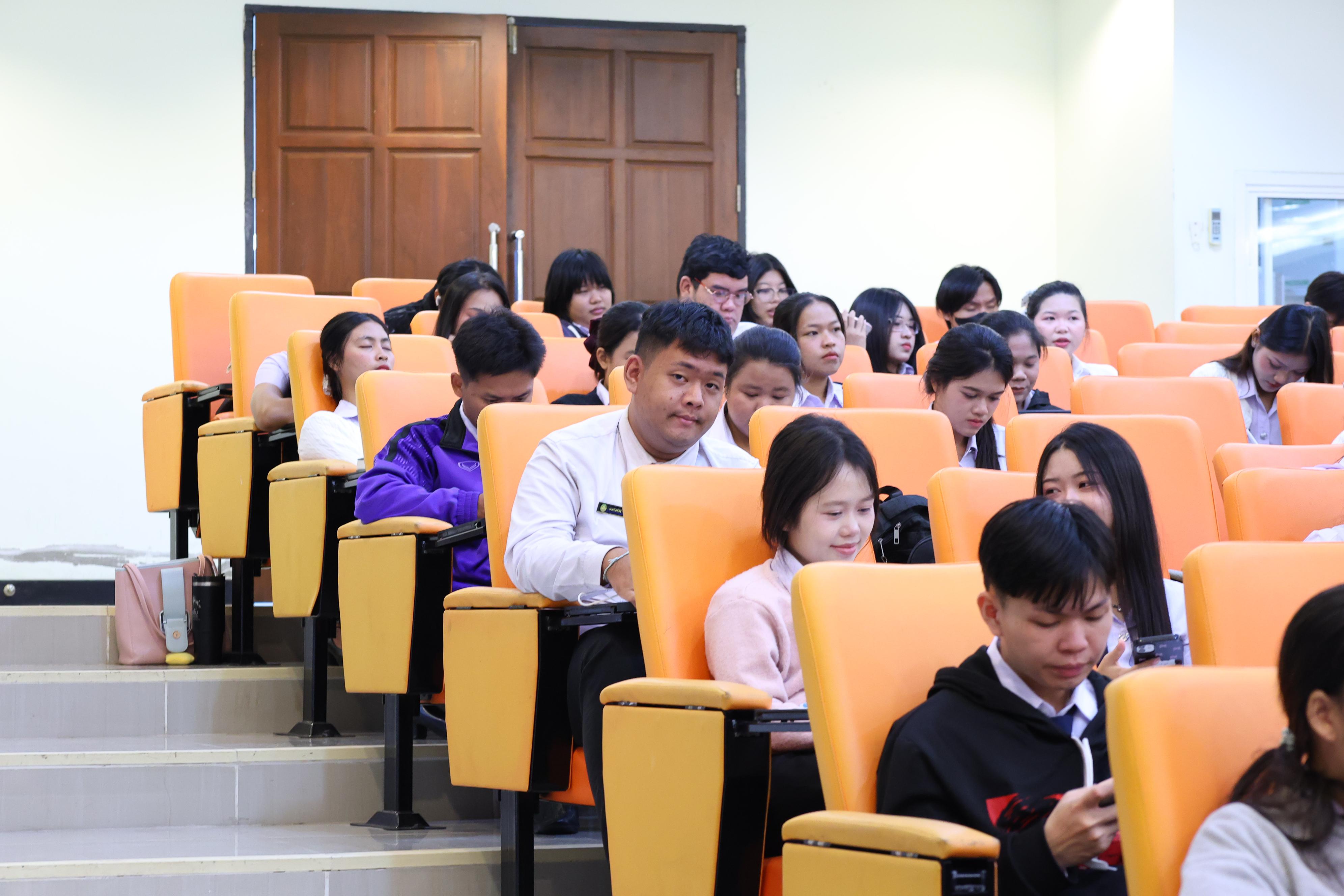 186. วันที่ 22 กันยายน 2569 คณะครุศาสตร์ มหาวิทยาลัยราชภัฏกำแพงเพชร ได้จัดการอาบรมติวสอบใบอนุญาติประกอบวิชาชีพให้กับนักศึกษาชั้นปี 3