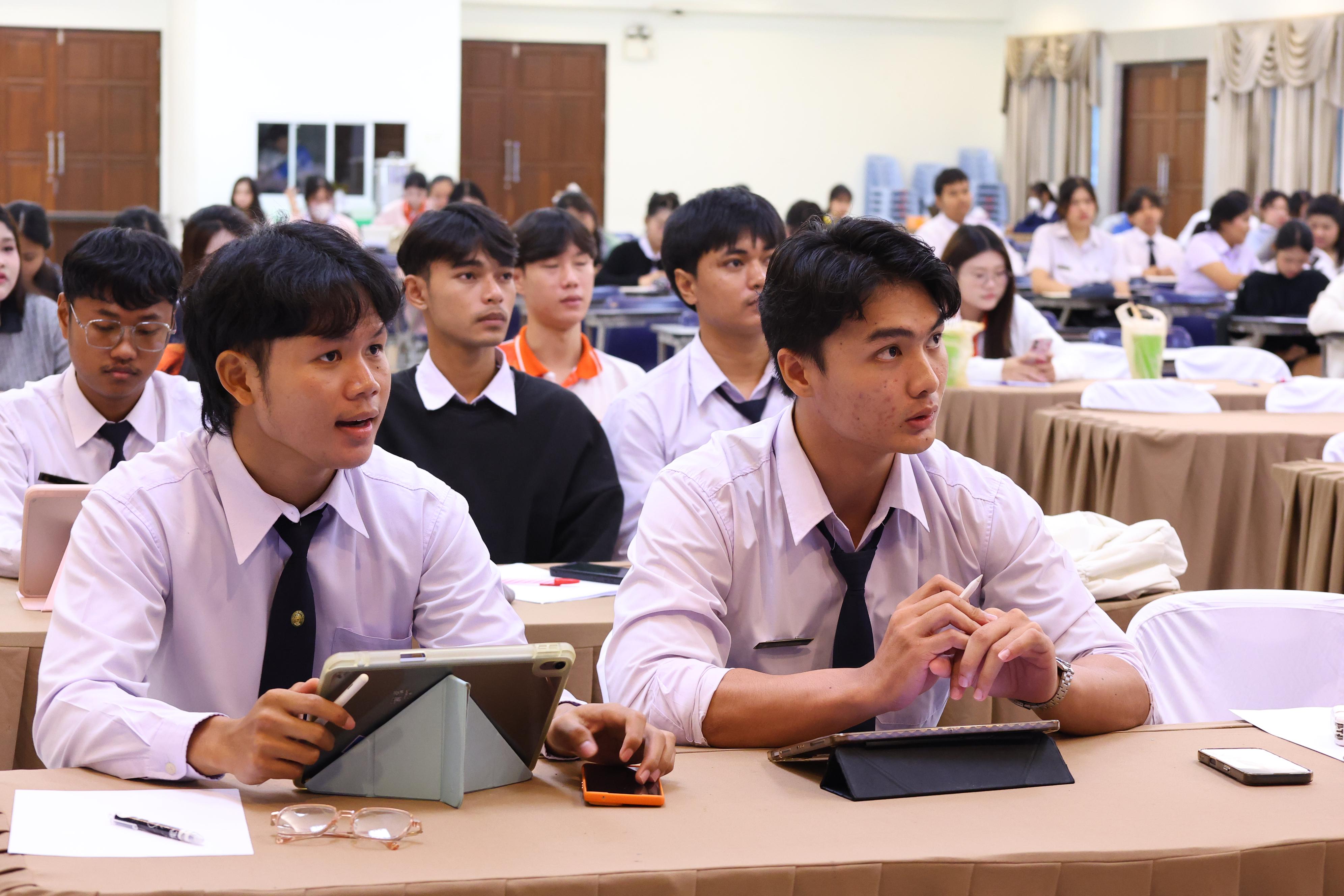 205. วันที่ 22 กันยายน 2569 คณะครุศาสตร์ มหาวิทยาลัยราชภัฏกำแพงเพชร ได้จัดการอาบรมติวสอบใบอนุญาติประกอบวิชาชีพให้กับนักศึกษาชั้นปี 3